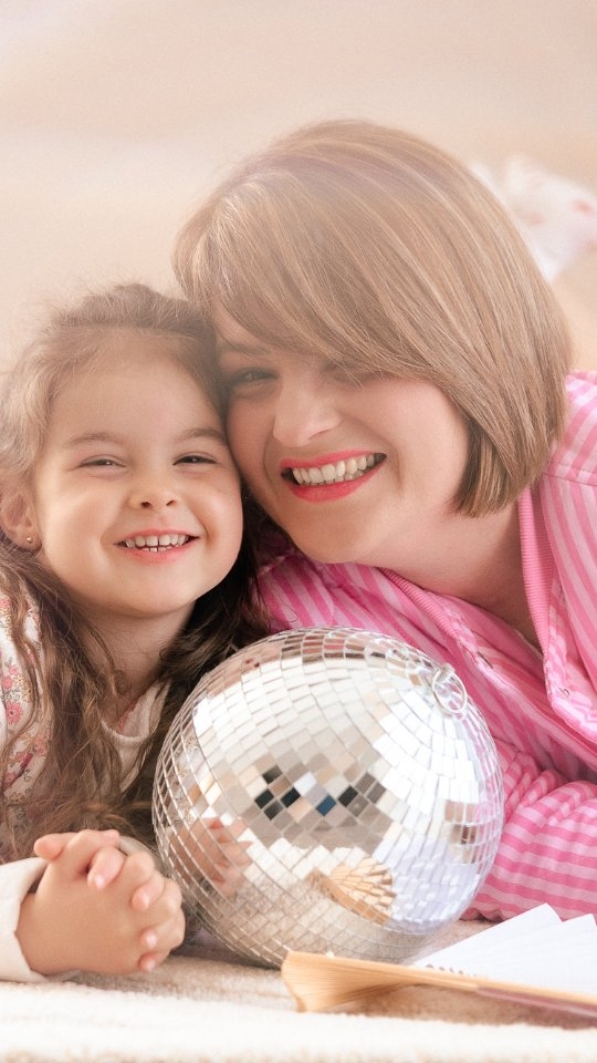 Il y a des instants qu’on aimerait garder pour toujours…
La douceur d’un regard, la chaleur d’un câlin, la complicité silencieuse entre une maman et son enfant 🤍
Les mini séances Maman & Moi c’est maintenant ✨
Un moment hors du temps, tout en tendresse, pour capturer ce lien unique qui vous unit.
Pas besoin de savoir poser, pas besoin d’en faire trop…
Juste être là, ensemble. Je m’occupe du reste.
Les places sont limitées 🌿
Les réservations sont officiellement ouvertes !
Si ton cœur te dit “oui”, le lien de réservation est ligne ⬇️
https://www.fotostudio.io/client/reservations/fannyrphotographe
Je serai tellement heureuse de créer ces souvenirs avec vous…
Fanny📸
