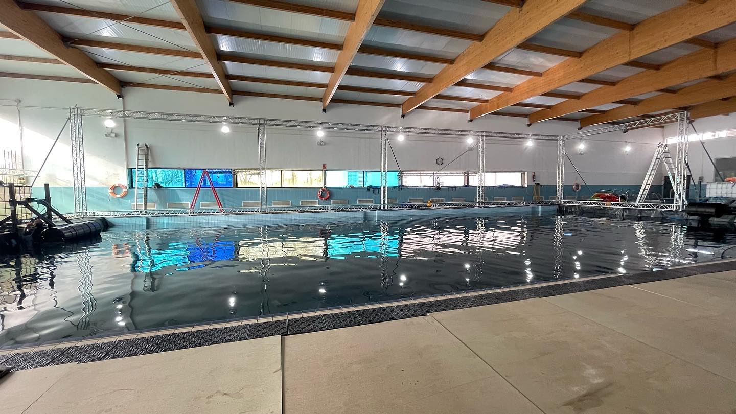 Se ha estrenado en @primevideoes Mañana Es Hoy #mañanaeshoy Fue bonito el reto de convertir una piscina municipal en un plató. Dejo algunas fotos para que se vea el proceso que tuvimos que hacer. Dos semanas de preparación y rodaje pasados por agua. Gracias a @fotobreton @daniguirles @anhko El Chino y el mítico Udo. Y gracias al jefe de todos @angelamoros1 Gracias a @aluzine por su material y a producción por su confianza. @airstar_headquarters