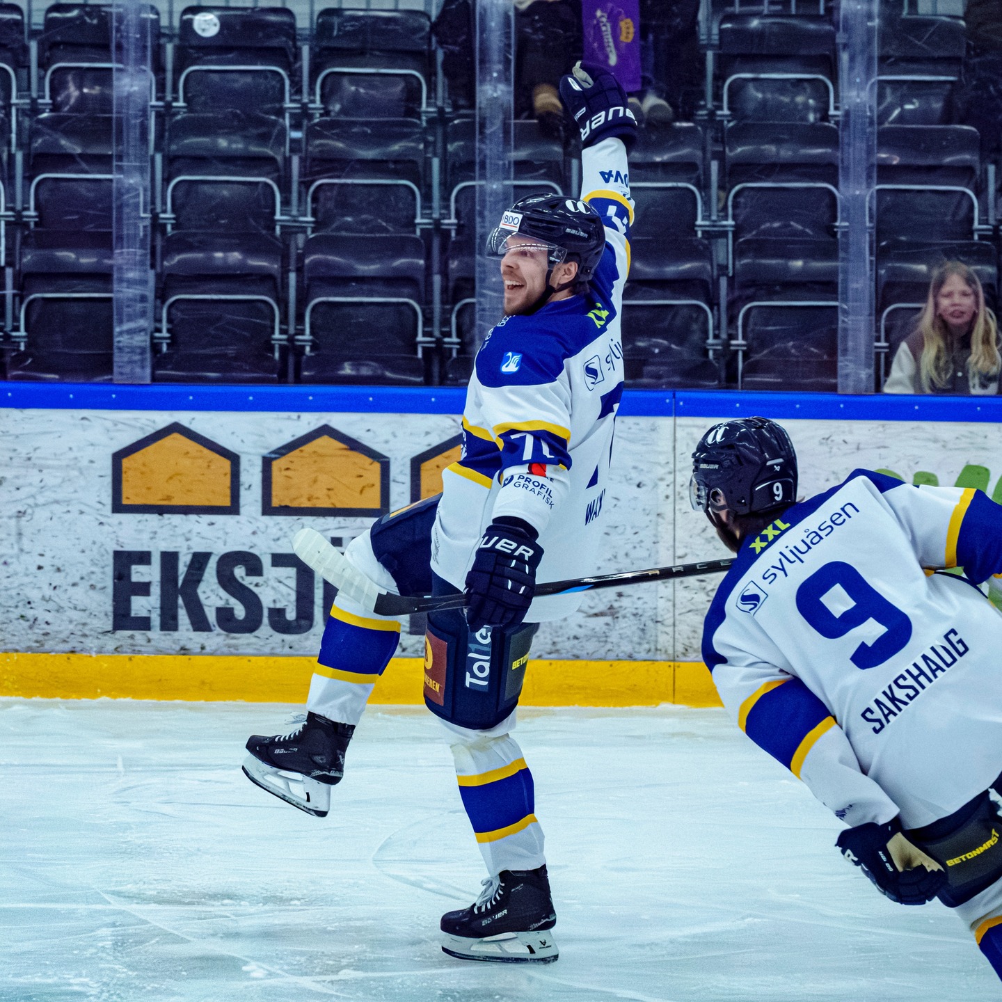 Finaleklare etter spinnvilt drama! 🏒🔥
@gjovikhockey ledet hele 5-0, men en ellevill sluttspurt fra @grunerhockeyofficial ga oss en fullstendig neglbiter i Oslo med tre mål uten keeper på isen!. Gjøvik rodde til slutt i land en 6-5-seier og er klare for opprykksfinale mot storfavoritt @ringerike_panthers! 🍿
Les reaksjonene fra Kalny, Waxin Engback og Semmerud via linken i bio. 📸
#2hockey #hockey4you #norskishockey #norskhockey #hockeyliga1