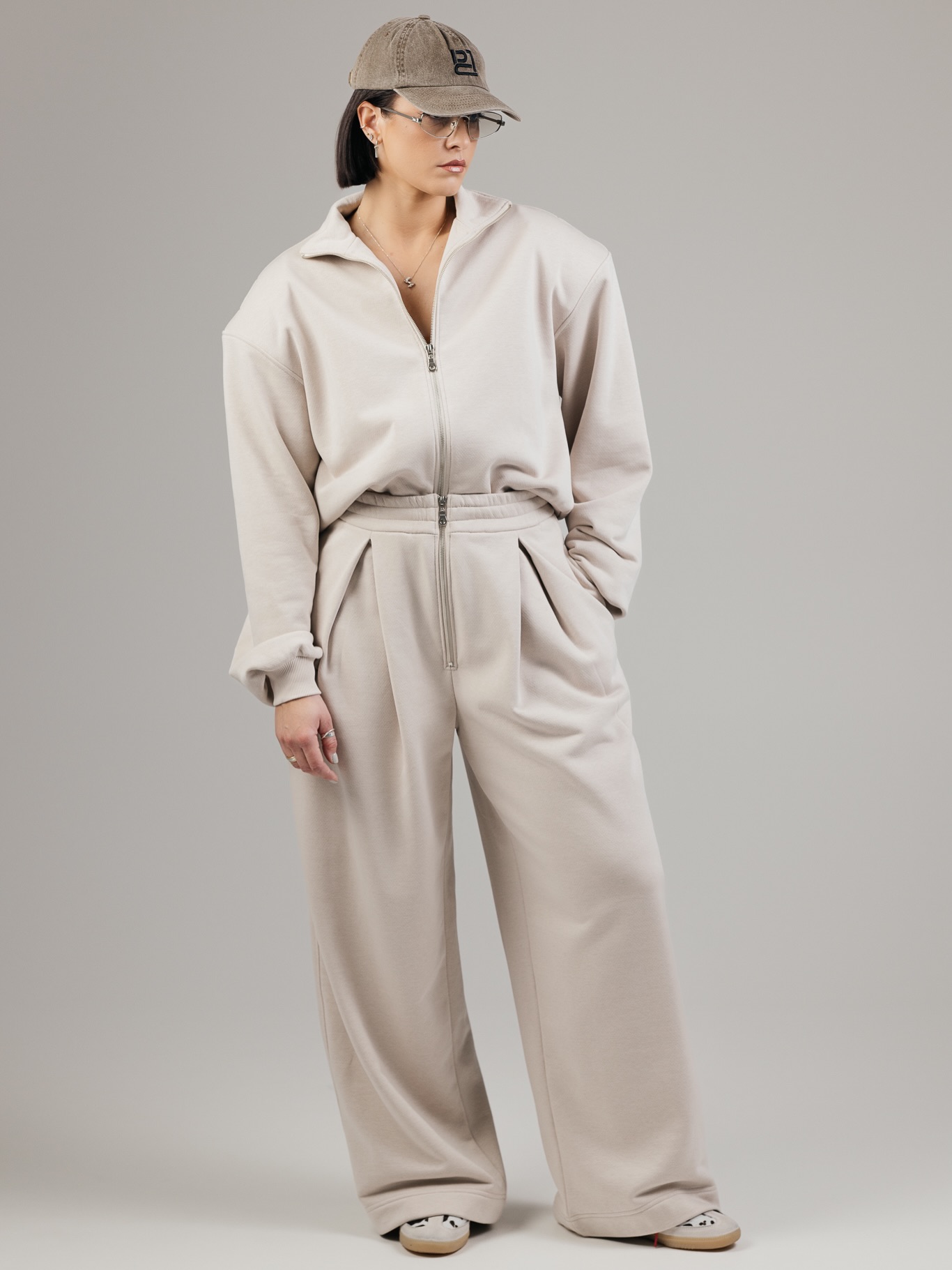 Antroji ir paskutinė PÙPLA pavasario kolekcijos dalis jau el. parduotuvėje! 🌪️
Antrojoje kolekcijos dalyje - laisvalaikio kostiumėliai. Ir kaip visada - iš jų spaudžiu maksimumą 🫠 Prieš 6 metus laisvalaikio kostiumėlius siuvome bazinius, saugių ir patikrintų modelių. Bet dabar, kai kas antras prekinis ženklas siuva laisvalaikio kostiumėlius, o dažnu atveju dar ir iš tų pačių medžiagų bei spalvų - ateina laikas pasitempti ir publiką nustebinti kažkuo unikaliu 🤌
Dažnai sakau klientams - paprastus treningus galite nusipirkti kitur, o čia ateikite ieškoti išskirtinumo 🙂↔️
2026 metų rudens tendencijose bus itin aktualios - didelės, LABAI didelės apykaklės bei akcentuoti pečiai. 2026 metų rudens? Taip. PÙPLA visada yra koja priekyje. Kai žinau, kad mano klientėms užtrunka prisijaukinti mūsų siūlomas naujienas - su būsimomis tendencijomis turiu pradėti apšildyti anksčiau 🤭
Na, o drąsiausios ja gali mėgautis jau dabar! ❤️🔥