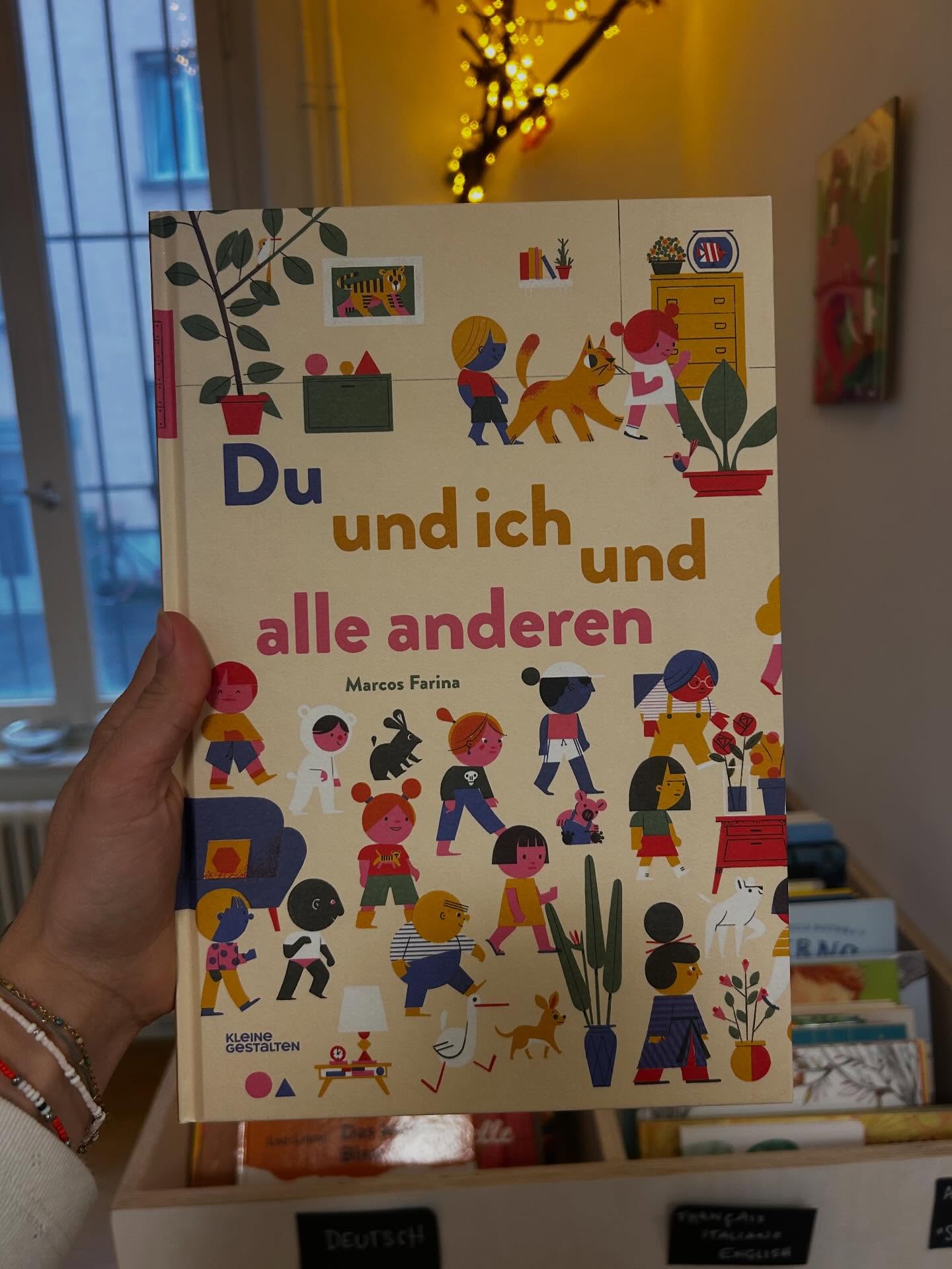 📚 Aktionswoche gegen Rassismus – Tag 7
Zum Abschluss unsere Empfehlung:
Du und ich und alle anderen von Marcos Farina
Eine Geschichte über Begegnung, Vielfalt und das, was uns verbindet. Das Buch lädt dazu ein, Perspektiven zu wechseln und Menschen jenseits von Vorurteilen zu sehen.
Ein passender Abschluss für diese Woche – denn am Ende geht es genau darum: ein respektvolles Miteinander.
#aktionswochegegenrassismus #gegenrassismus #buchtipp #marcosfarina #vielfalt zusammenleben buchempfehlung bücherliebe