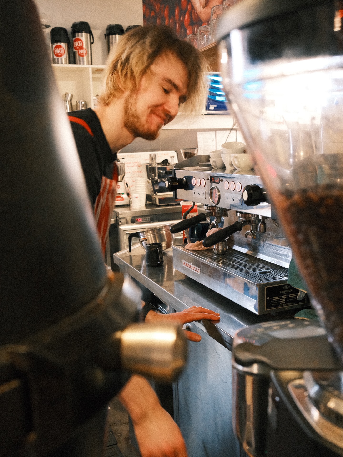 BKB har oppgradert sin Linea PB med gateway for å få app-styring med full oversikt over bryggeparameter, dosering og statistikk.
Samtidig har de fått opp Mahlkönig E80 Grind by Sync
som automatisk justerer kverningsgrad ut i fra ekstraheringstiden den registrerer fra espressomaskinen. Mindre svinn, jevnere og høyere kvalitet for kundane og ikke minst langt bedre arbeidsflyt for de tilsette.
Resulterer i mer tid til å snakke om kaffe, brenning,
været og å bygge bånd med kunder! ✨
Det er også satt opp Linea Micra og Pico i brenneriet
- åpen for demo! ☕️