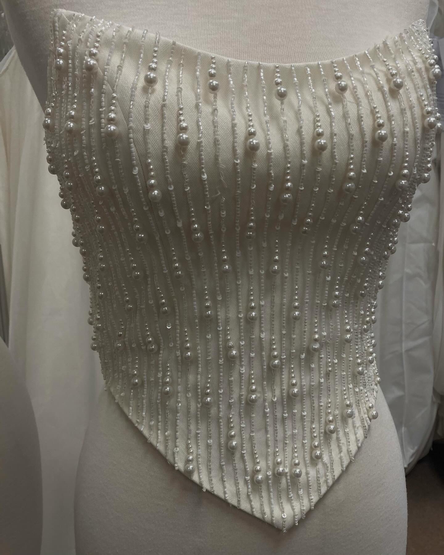 We're obsessed with the details and make of this beautiful corset 🤍 An eye for structure and quality, our corset sets never disappoint for that special moment on your wedding day.
Sabine corset is subtle, sparkly and super snatched with the versatility that gives you full control over your unique bridal look.
.
.
#designingtheday #behindthescenes #designer #fyp #weddinggoals