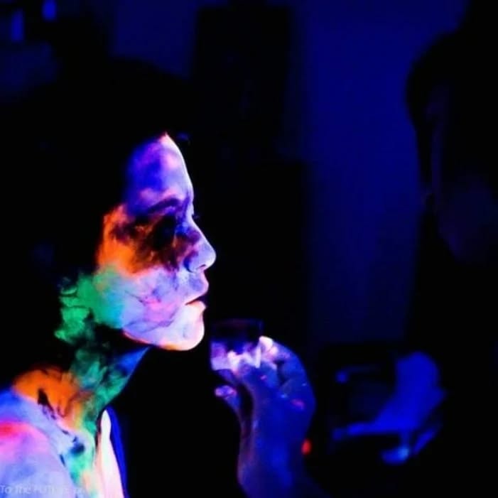 ULTRA VIOLET
Je referais bien un projet lumière noire.
