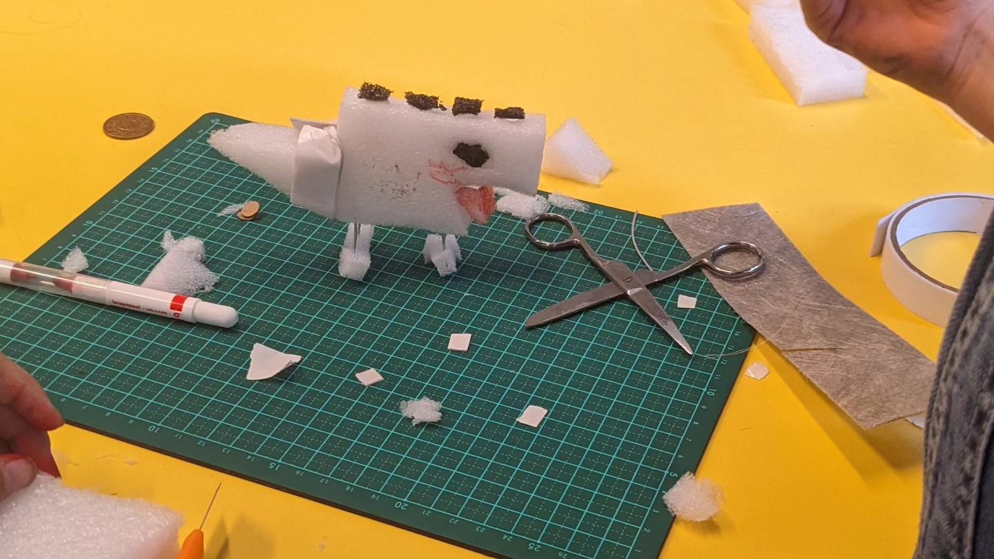 We bouwden recyclobots; de klassieke trilrobots, maar dan van Arnhems restmateriaal! Voor de recyclobots hebben we ook makerkits👍