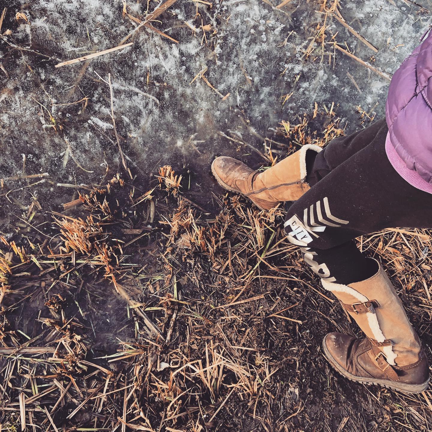 Fazit aus dem Standardwerk der Psychologen Klaus und Karin Grossmann zum Thema Bindungsforschung: „Ob das Gefüge psychischer Sicherheit das eigene Leben dominiert, hängt weitgehend davon ab, ob die Bereitschaft und die Möglichkeit zu sicheren Bindungen bestehen.“
Bindung und Verbundenheit sind die Grundlage emotionaler Gesundheit.
„I hug my children to death. I get in bed with them at night and hug them and I always say: „Who loves you more in the whole wide world?“ And they always say, „Mommy“, you know. And it‘s always that, always feed them. It‘s so important.“
- Lady Di
Ich habe dieses Zitat schon einmal gebracht, einerseits, weil es mich unglaublich berührt, andererseits, weil es mir in unserer schnelllebigen und „für-nichts-Zeit-habender“ Zeit sehr auf den Punkt gebracht scheint. Denn nichts ist wichtiger für uns Menschen, als Nähe und Verbundenheit. Und dazu braucht man Zeit. Zeit, die wir WestlerInnen offensichtlich immer zu wenig haben.
Aber am Wochenende hatte ich sie, diese Zeit, für meine Tochter und mich, ganz allein. Wir machten nicht viel, wir fuhren für eine Stunde mit dem Velo zu einem nahegelegenen Weiher mit Spielplatz. Eine Stunde ungeteilte Mami-Zeit, eine Stunde alles selber entscheiden können, eine Stunde im Mittelpunkt sein. Eine Stunde bewusst verbunden sein.
Bis auf die Fotos, die ich kurz zu machen wagte, bevor sie mich tadelte: „Keis Handy!“
Kinder bringen es immer wieder auf den Punkt: Ich kann nicht mit ihr verbunden sein und gleichzeitig ein „das-kann-ich-vielleicht-für-Insta-brauchen-Bild“ machen. Erwischt 🙈🤪.
.
.
.
.
.
.
#Verbundenheit #bindung #bindungsorientiert #bindungsorientierteelternschaft #elternsein #mamasein #mami #mom #maman #mamansuisse #mamisein #wireltern #parents #mentalhealth #elternschaft #parenting #parenthood #erziehungskunst #erziehungsberatung