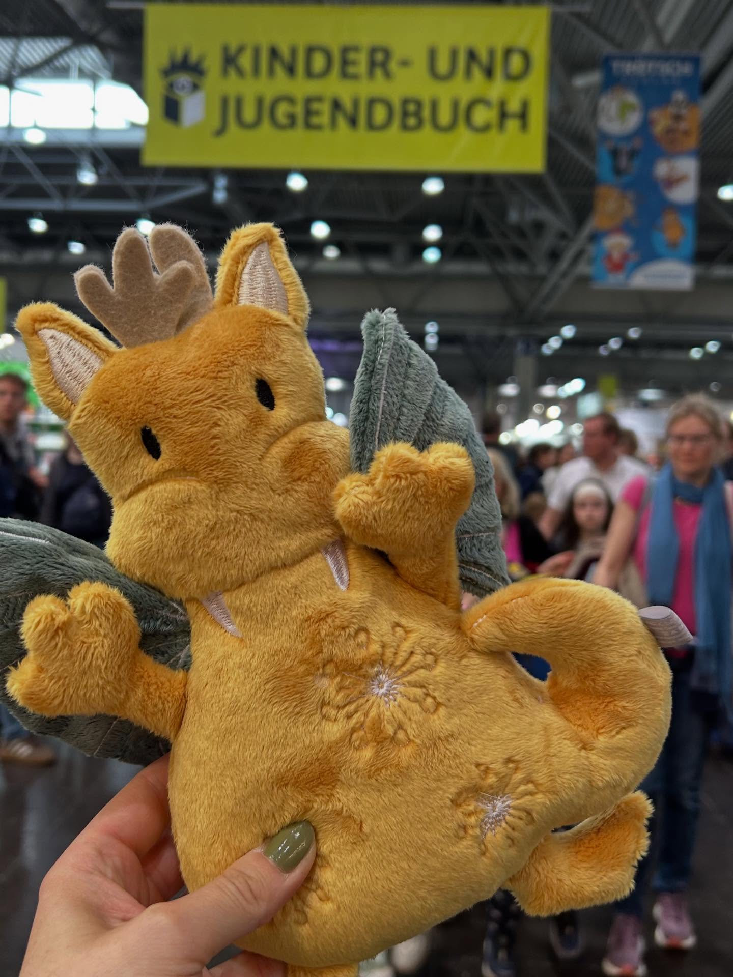 Gestern war ich auf der Leipziger Buchmesse – nach ca 20 Jahren!
Auch wenn wir „nur“ ein Nachmittagsticket bekommen haben (Tagestickets waren ausverkauft), hat sich der Besuch total gelohnt. Trotz der vielen Menschen ging es überraschend schnell rein und wir haben alles geschafft, was wir uns vorgenommen hatten.
Ein besonderes Highlight: die unglaublichen Kostüme!So viel Kreativität und dazu noch so viele liebe Menschen, die sich gerne fotografieren lassen – einfach eine tolle Atmosphäre.
Und natürlich durfte auch ein kleiner Abstecher in die Kinderhalle nicht fehlen… Spekulatius war begeistert
Ein paar Bücher von meiner Bookie Wunschliste sind auch mit nach Hause gewandert.
Nächstes Jahr sind wir definitiv wieder dabei – dann mit Tagesticket und ganz viel Zeit!
#LeipzigerBuchmesse #LBM #Bookstagram #Bücherliebe #Leseliebe