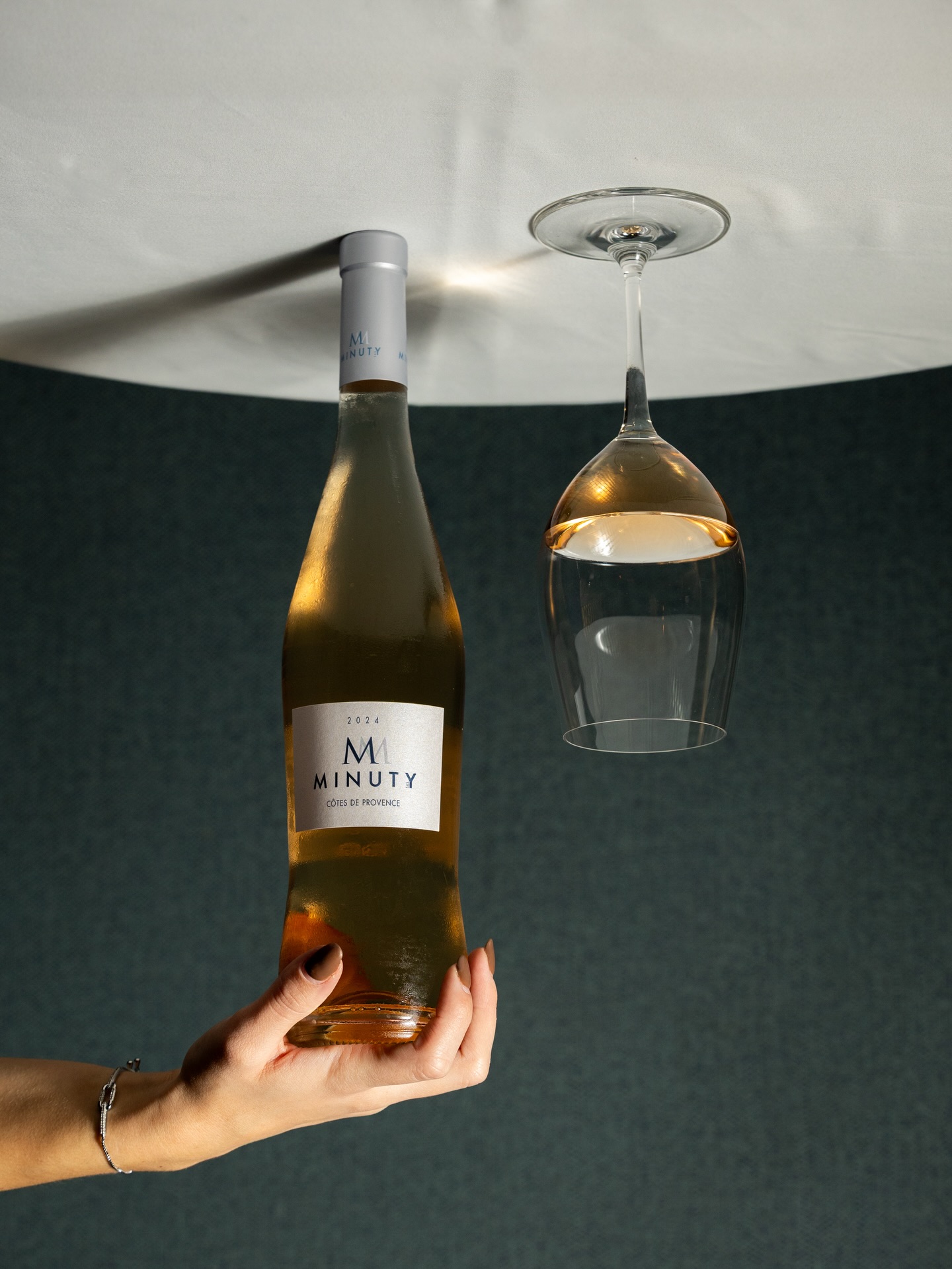 🍷Upside down…but the rosé still tastes perfect.
Come flip a glass with us.
#wine #papillonbistrot #minuty
