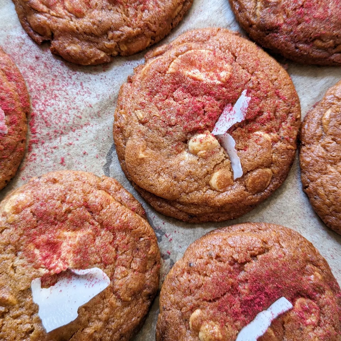 Raspberry x Coconut x White Chocolate Cookie Goodness ๐ One my favourite cookie flavour combos ๐ Swipe for Date & Ginger Cookies ๐ช this combo is also fire with the fudgy dates & spicy ginger ๐
Shop cookies & other postal bakes at the Link in Bio ๐
#prismbakes #prismbakestreats #prismbakescookies #cookiegram #luxurycookies #postalbakes