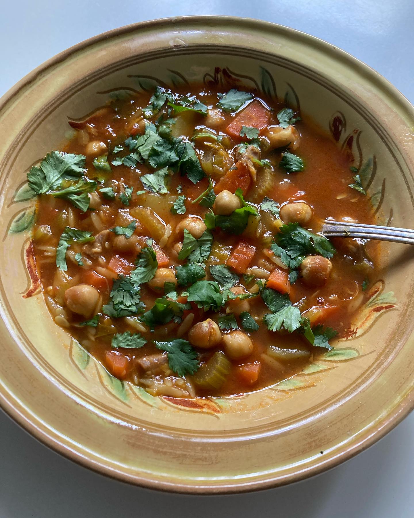 Soupe Chorba!
Il existe autant de recettes de cette soupe que de familles, celle-ci me vient de mon adorable patient et ami, Nabil.
La Chorba qui vient du mot « boire » et qui est aussi à l’origine du mot « sorbet » est servie tous les jours, en fin de journée, pendant le Ramadan, pour réhydrater le corps et le nourrir en douceur après une journée de jeun.
C’est une assiette idéale complète avec des céréales de saveur douce pour tonifier le QI, un peu de viande d’agneau pour réchauffer et nourrir le Sang et beaucoup de légumes et d’épices pour réchauffer et éviter la fatigue.
Dans beaucoup de plats populaires traditionnels, à travers le monde, on retrouve cet équilibre parfait!
Comme dit mon célèbre proverbe, « bien manger, c’est atteindre le ciel ». Cette soupe en est un bel exemple.
Pour 4 personnes: 200g de viande d’agneau, 4 carottes, 1 courgette, 2 branches de céleri, 1 pomme de terre, 1 oignon, 1 boîte de pois chiches, 1 boîte de pulpe de tomates, 2 c.à soupe de concentré de tomates, 100g de pâtes risoni (ou vermicelles), 1 gousse d’ail, 1 c.à soupe de raz el Hanout, 1 c.à soupe de cumin, 1 c.à soupe de gingembre en poudre, 1/2 c.à soupe de paprika et curcuma, 1 bouquet de coriandre fraîche, 2 c.à soupe d’huile d’olive, sel, poivre.
Éplucher et couper en petits morceaux tous les légumes. Couper finement l’ail et l’oignon.
Faire chauffer l’huile dans une cocotte, y faire revenir les oignons, ainsi que la viande. Ajouter les épices, les légumes, les pois chiches égouttés, la moitié de la coriandre lavée et effeuillée. Couvrir largement d’eau. Ajouter une poignée de gros sel. Couvrir, porter à ébullition, baisser le feu et laisser mijoter 1h20 environ (avec une cocotte minute 30 a 40 minutes).
Sortir la viande, l’émietter et la remettre dans la cocotte. Ajouter les pâtes et cuire 10mn de plus.
Servir en assiette individuelle avec la coriandre fraîche.
NB: Autre version: mixer, après avoir sorti la viande et en gardant des pois chiches pour la décoration. Finir en cuisant les pâtes et en ajoutant la viande émiettée!
#chorba #ramadan #nourriturespirituelle #poischiches #cuisineorientale #dietetiquechinoise #madreperlamtc