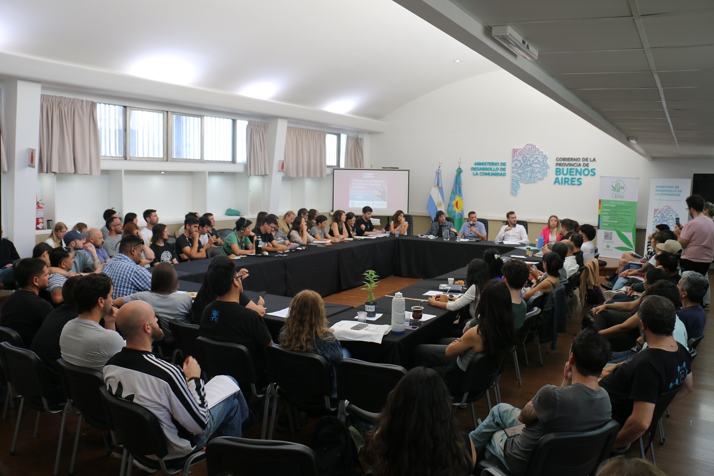 En @provinciaba se crearon, en el marco de las leyes nacionales conseguidas por el movimiento c*nnábico en los últimos años, distintas políticas públicas sanitarias y productivas.
Si bien es habitual reconocer que el crecimiento de emprendimientos y organizaciones se da con esfuerzo, pocas veces se contempla que ese esfuerzo tiene que poder, también, ser conocido y reconocido para verse concretado en proyectos.
Contar con una provincia dispuesta a la escucha y el trabajo es para las y los productores bonaerenses un impulso a seguir creciendo 💚
