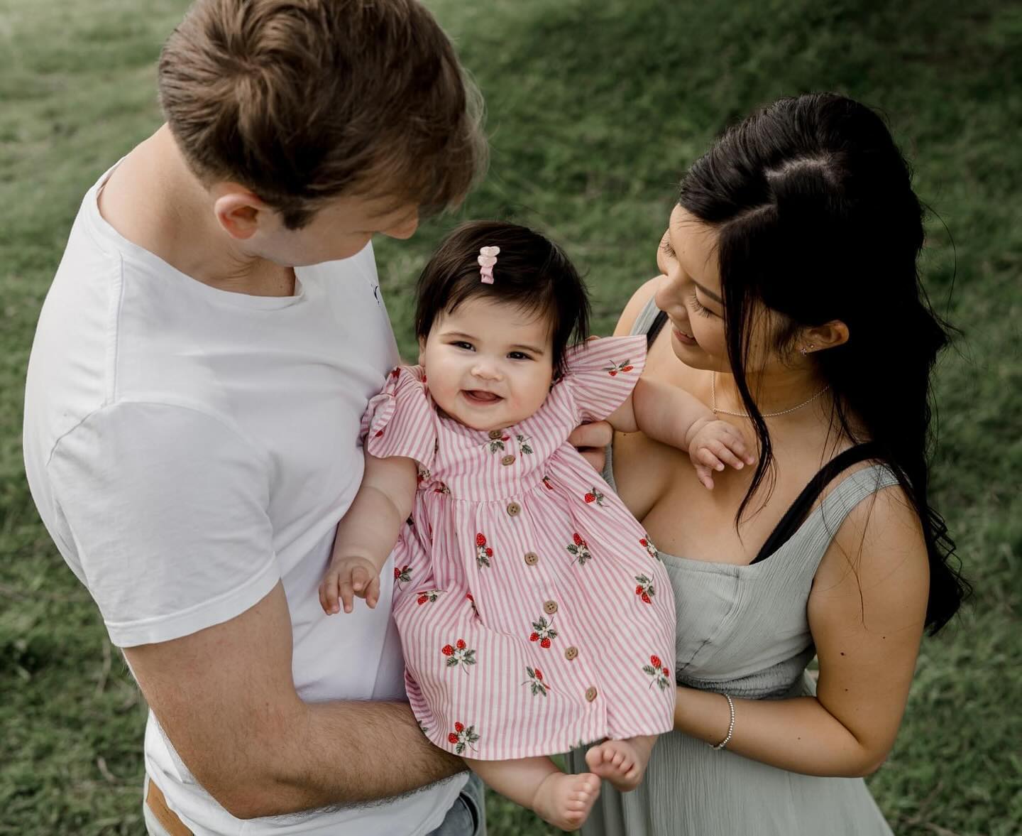 Beautiful shoot with these guys a few weeks ago ✨
It was so nice to catch up with Winny & Joel, and how lovely to spend some time with their beautiful daughter Maisie 🤍
I am just obsessed with her chubby cheeks! Look at those gorgeous smiles 😍
@winnylai__