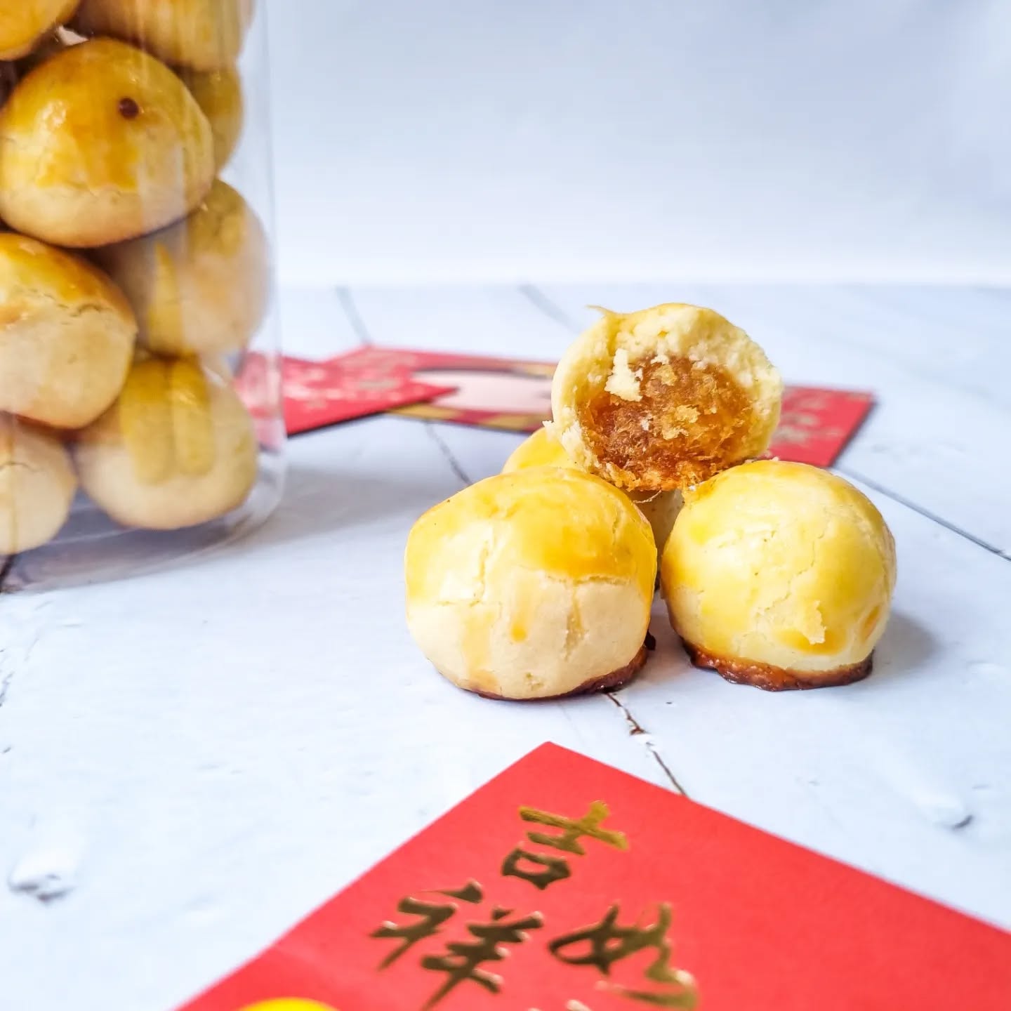 GONG XI FA CAI! ζεηΌθ²‘οΌ
10% off your Chinese New Year goodies from now till 19th Jan! Get them while stocks last!
P.S: Don't miss out on the handmade Pineapple Fortune Ball!
www.blueboxcookiesg.com