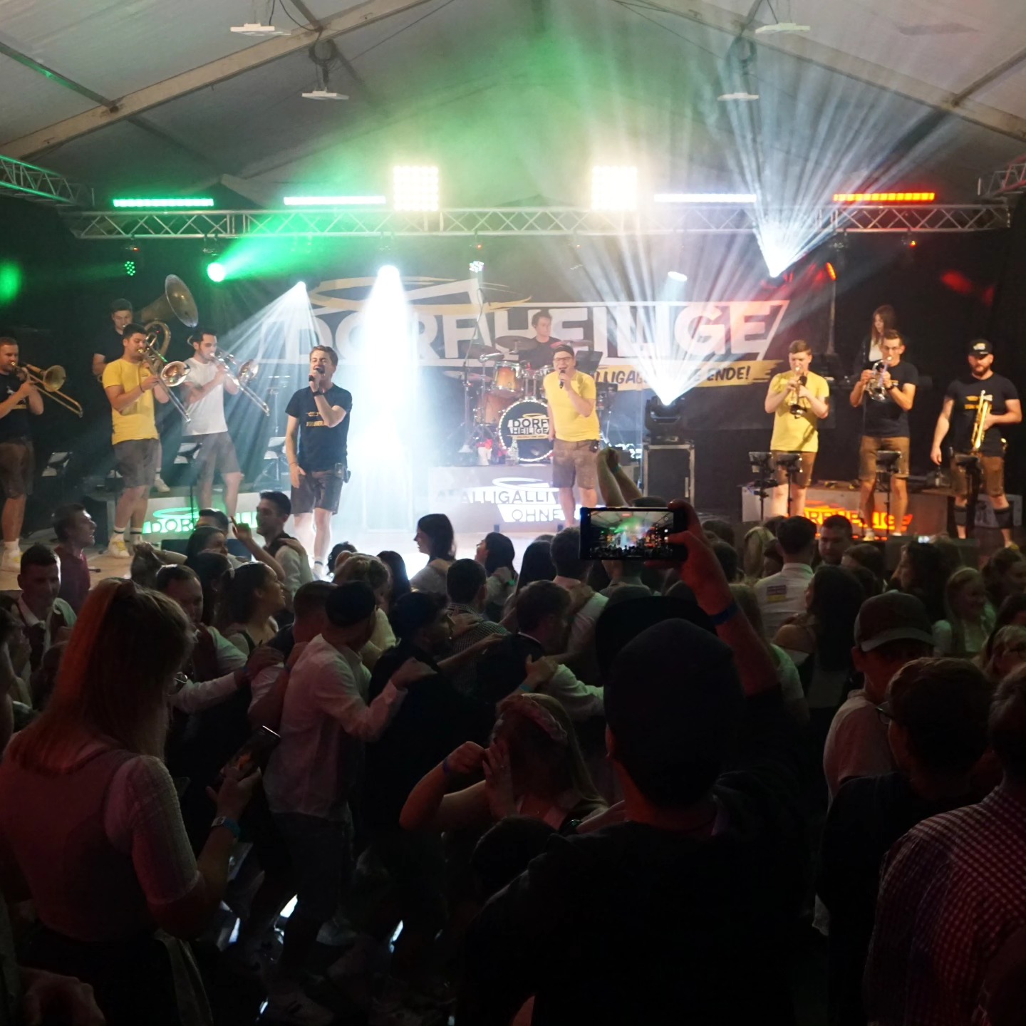 Heimatfest Erolzheim in Bildern 📸🍻
Wie krass war das denn 🤯 Letzten Sonntag war vom Wochenende-Ende noch gar nichts zu spüren, ganz im Gegenteil: Die Stimmung war on fire und ihr habt mit uns komplett abgerissen 🔥🚀
Tausend Dank an den @mv_erolzheim und an alle die mit guter Laune und unendlicher Partystimmung dabei waren🎉💛
Dieses Wochenende geht's weiter, wir sehen uns in Sonntag auf der @allgaeuerfestwoche im @bauerstube_festzelt 😍🥳
#erolzheim #heimatfest #sonntagabend #partystimmung #dorfheilige