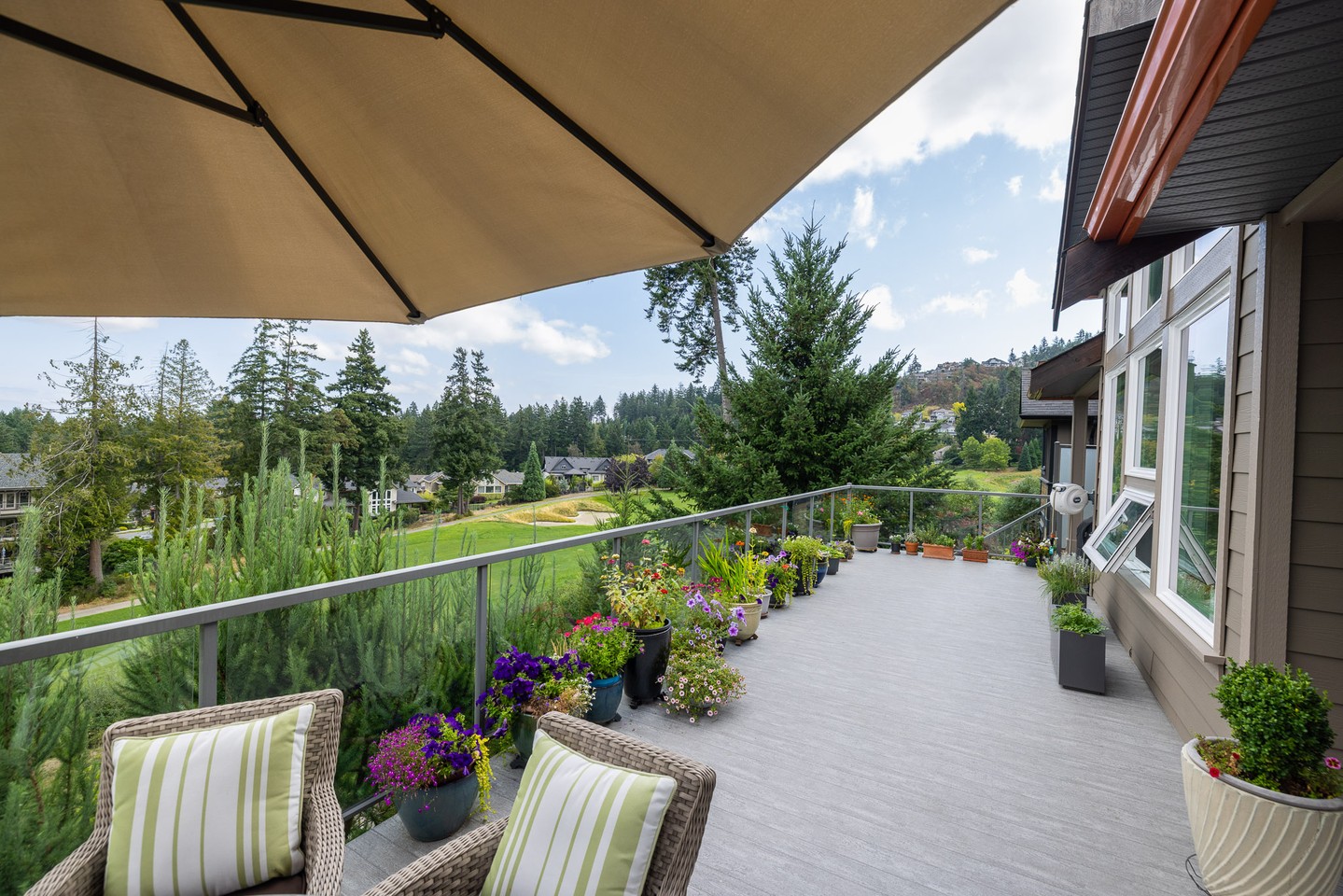 Spacious, stylish, and designed for entertaining — this stunning patio offers endless seating and an incredible view of the golf course that takes relaxation to a new level!
#victoriabc #photography #view #yyjgolf #yyjrealtors