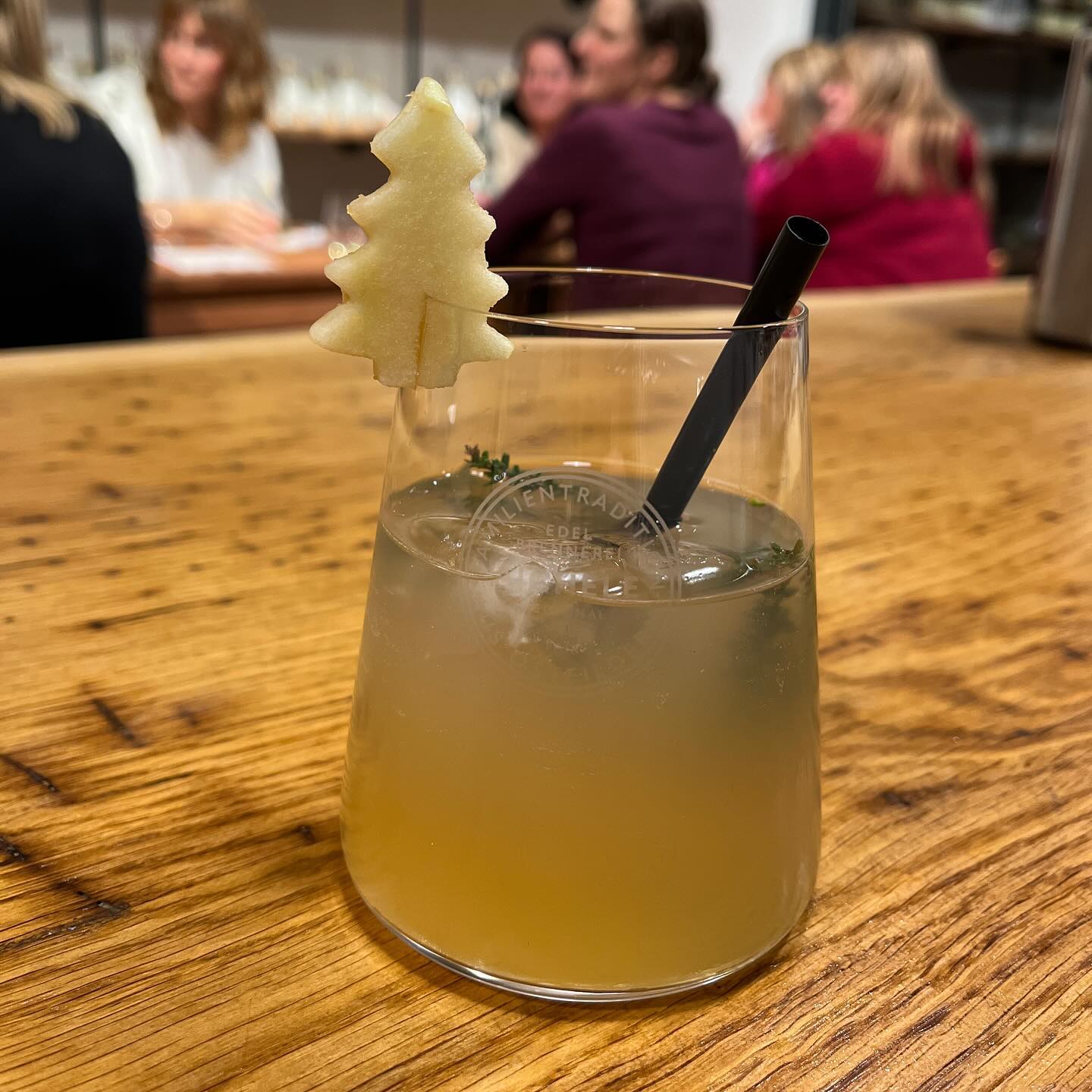 Hier sind noch ein paar Impressionen von unserem letzten Cocktailabend. Es gab eine leckere Mischung aus alkoholischen und alkoholfreien Cocktails mit zum Teil winterlicher Note.
Falls ihr auch mal Lust auf einen Cocktailabend habt, schaut auf unserer Homepage vorbei, dort findet ihr alle Infos, denn die nächsten Termine stehen schon fest. Der Link dazu ist auf unserem Profil.
Wir freuen uns auf euch!
#EdelbrennereiAichele #Cocktailabend #Cocktails #Ostfildern #Schnaps #Likör #Saft #Regional #CocktailausSchnaps