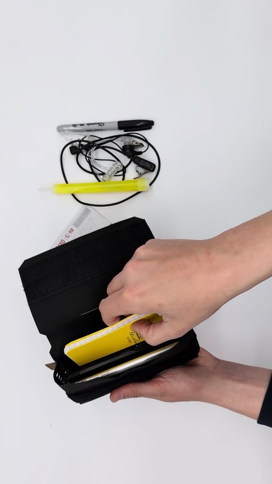 Admin Pouch Horizontale 🇨🇵
Emport : 2 téléphones, carnet / batterie externe fine, stylos, marqueurs...
Fixation Molle 4 passants
Made In France 🇨🇵