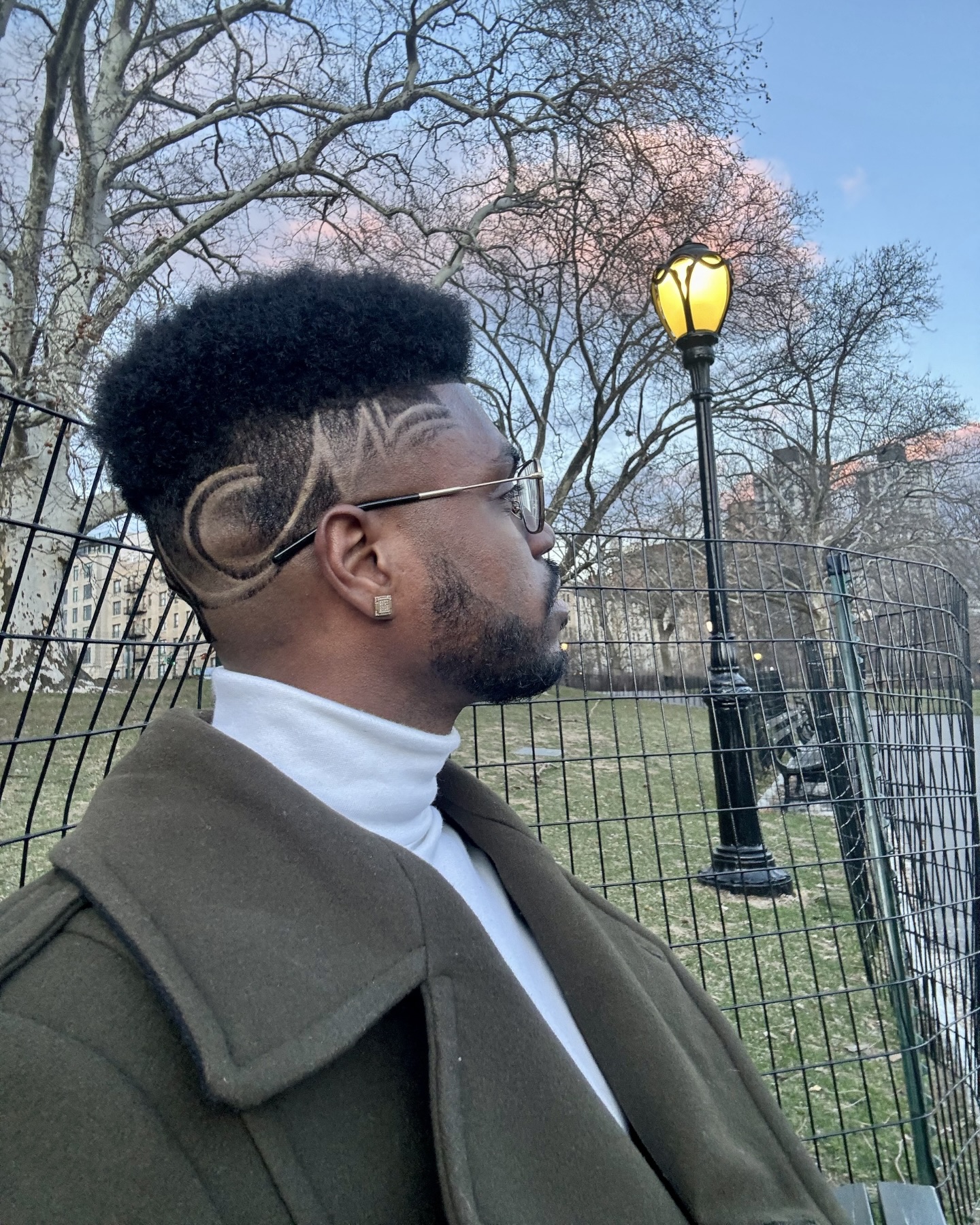 Doesn’t get more New York than this✊🏾
My barber Melvin has been turning my head into a canvas for years!
First time he didn’t even want to risk two lines, now look at him and all this amazing graffiti!😂
Which one you picking?
#nycbarber #dopeports #dopecutz #mensfashion #hautecouture