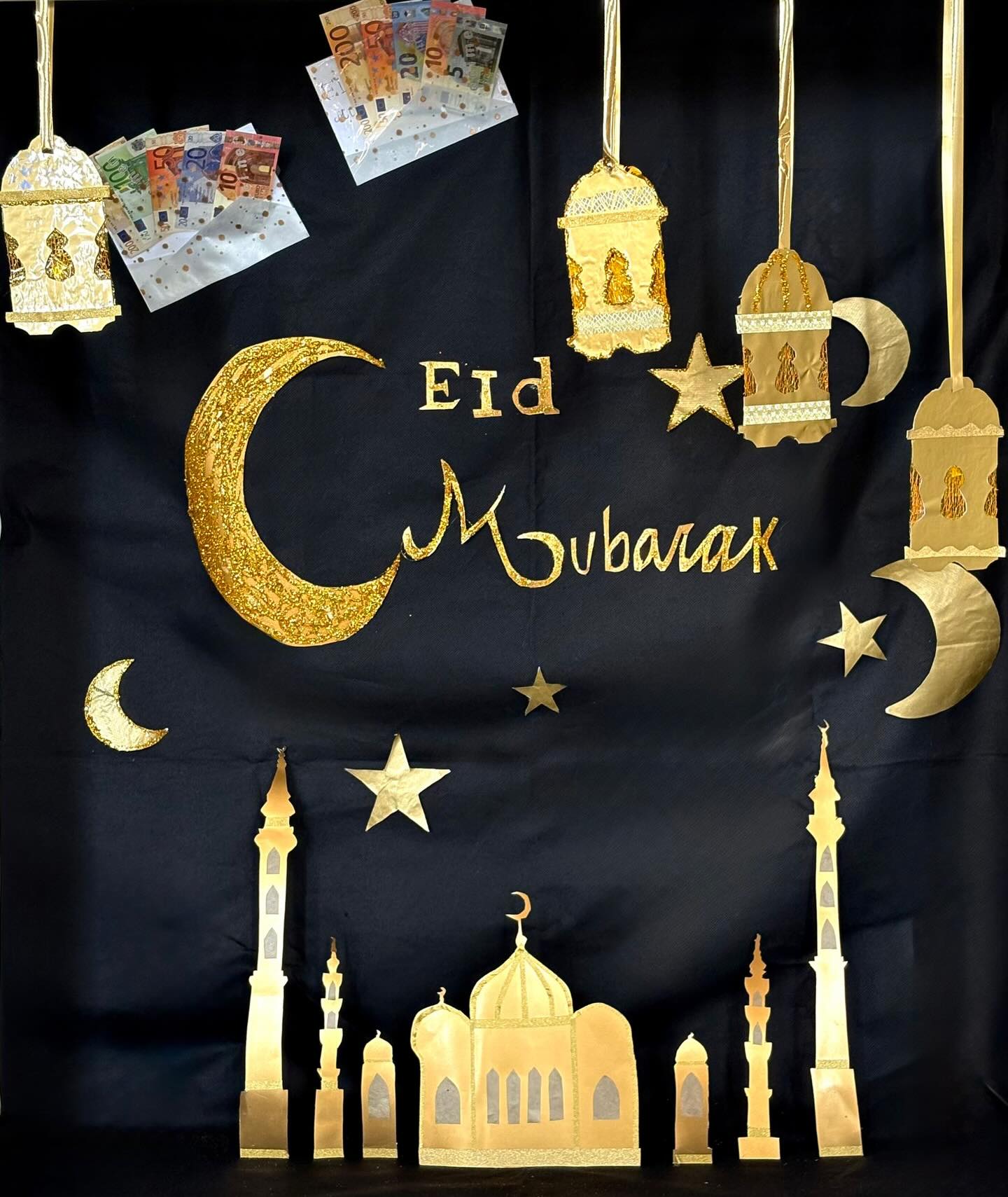 De leerlingen van 5WM hebben een prachtige etalage gemaakt in het thema van het Suikerfeest.
Met veel creativiteit brachten ze de sfeer van dit mooie feest tot leven.
Wij wensen alle leerlingen en hun familie een feestelijke en vreugdevolle dag toe! 🌙✨