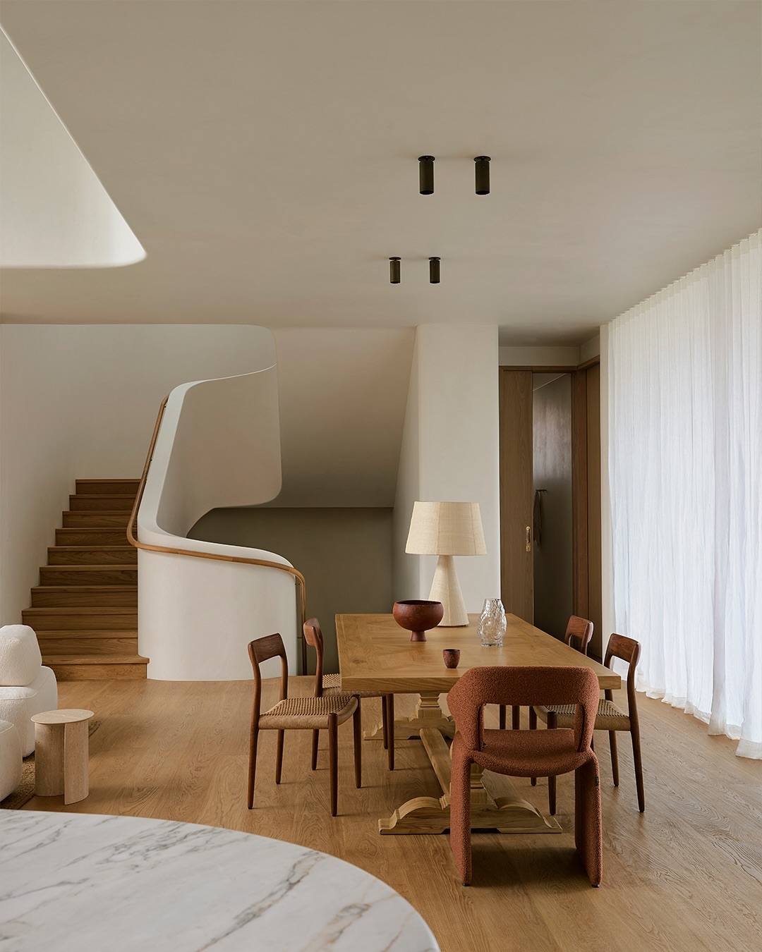 Irresistible beachfront views in Sydney Australia featuring our Møller 77 chairs. 🤩☀️
.
Molong House - a pavilion-style villa inspired by the owners travels to Southeast Asian and Melanesian islands.
.
A tropical walled garden with water views provides a resort atmosphere for this coastal home.
.
Built by @baugroupconstruction
Architecture by @cmstudio
Photography by @smartanson
Landscape design @dangarbarinsmith
Stylist @clairedelmar
.
.
.
#moller #møller #madeindenmark #danishdesign #interiordesign #midcenturymodern #scandinaviandesign #home #chair #collaboration #photography #architecture #handmade #aarhus #denmark