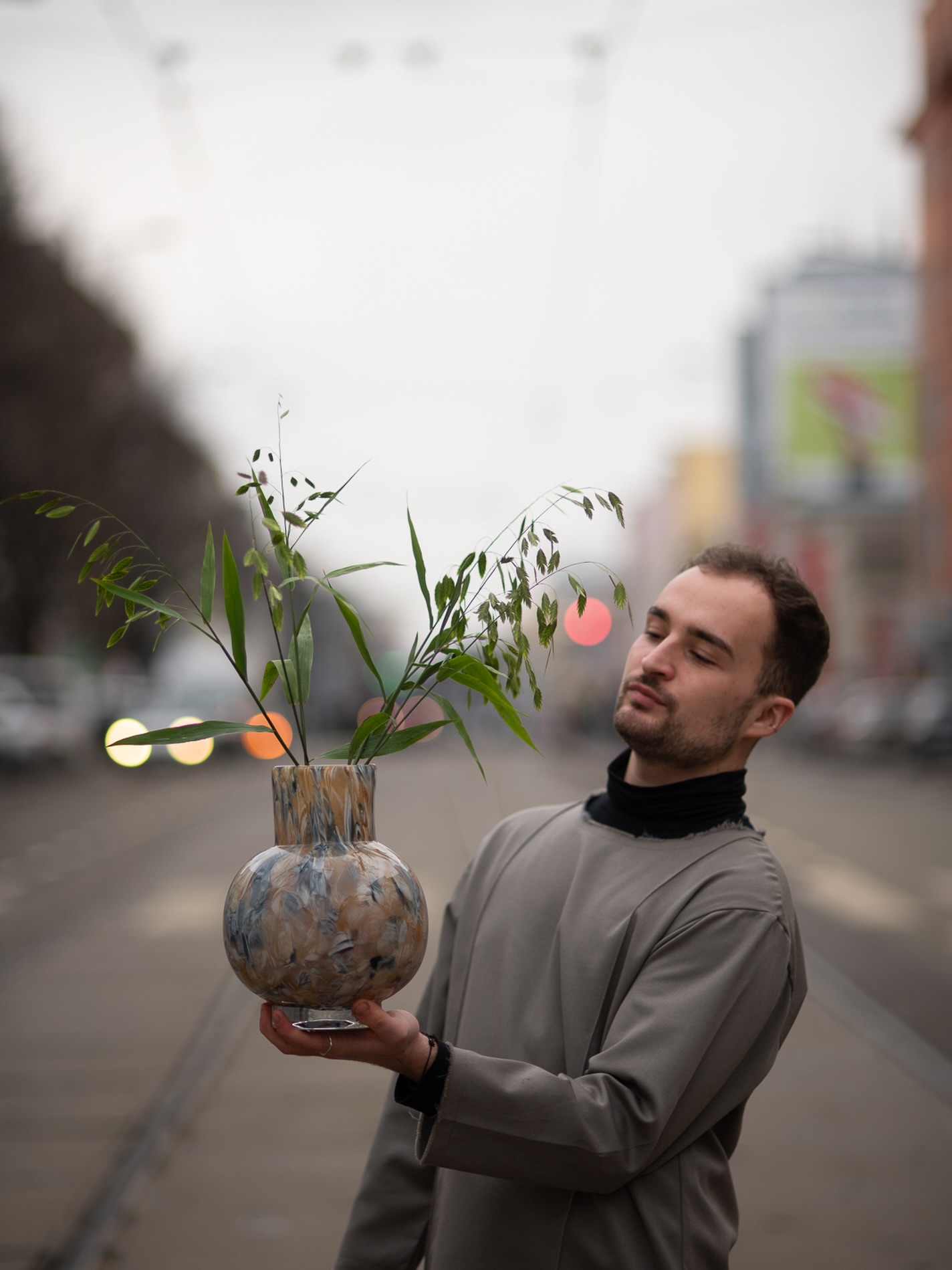 Design, který nechá vyniknout každý detail. ✨
Váza, která není jen doplněk, ale hlavní hvězda prostoru.
Mr.Bloom
#kvetiny #kvetinybrno #decoration #vaseofflowers