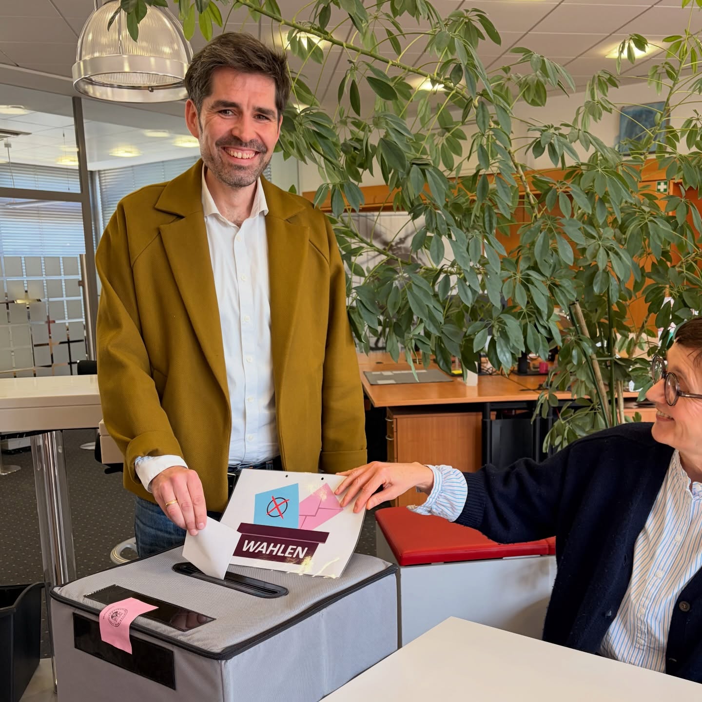 Ich habe gewählt. Beide Stimmen: SPD.
Geh wählen. Noch bis 18 Uhr überall in Rheinland-Pfalz. Denn Demokratie ist ein Privileg, das weltweit Menschen gern hätten.
Danke an alle, die auch diese Wahl wieder möglich machen - ob als Kandidat:innen, als Wahlhelfende oder in Verwaltungen und in Parteien.
#wahl #demokratie #trier #sventeuber #alexanderschweitzer