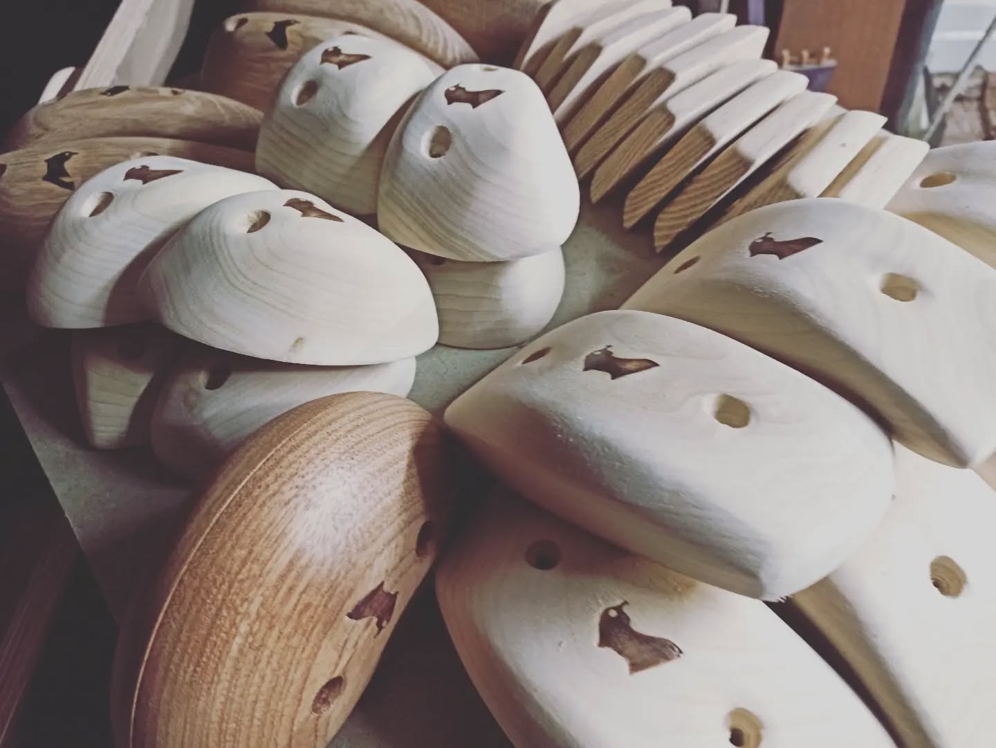 Some great mixed sets coming out of the workshop this week, Christmas orders coming thick and fast, if you need something before the big day contact directly either through the website or on IG. Happy Christmas all!
#woodenclimbingholds #bespokeholds #climbing #boulderinguk #trainingforbouldering #kletternoutdoor #bloc #escaladebloc #escalade