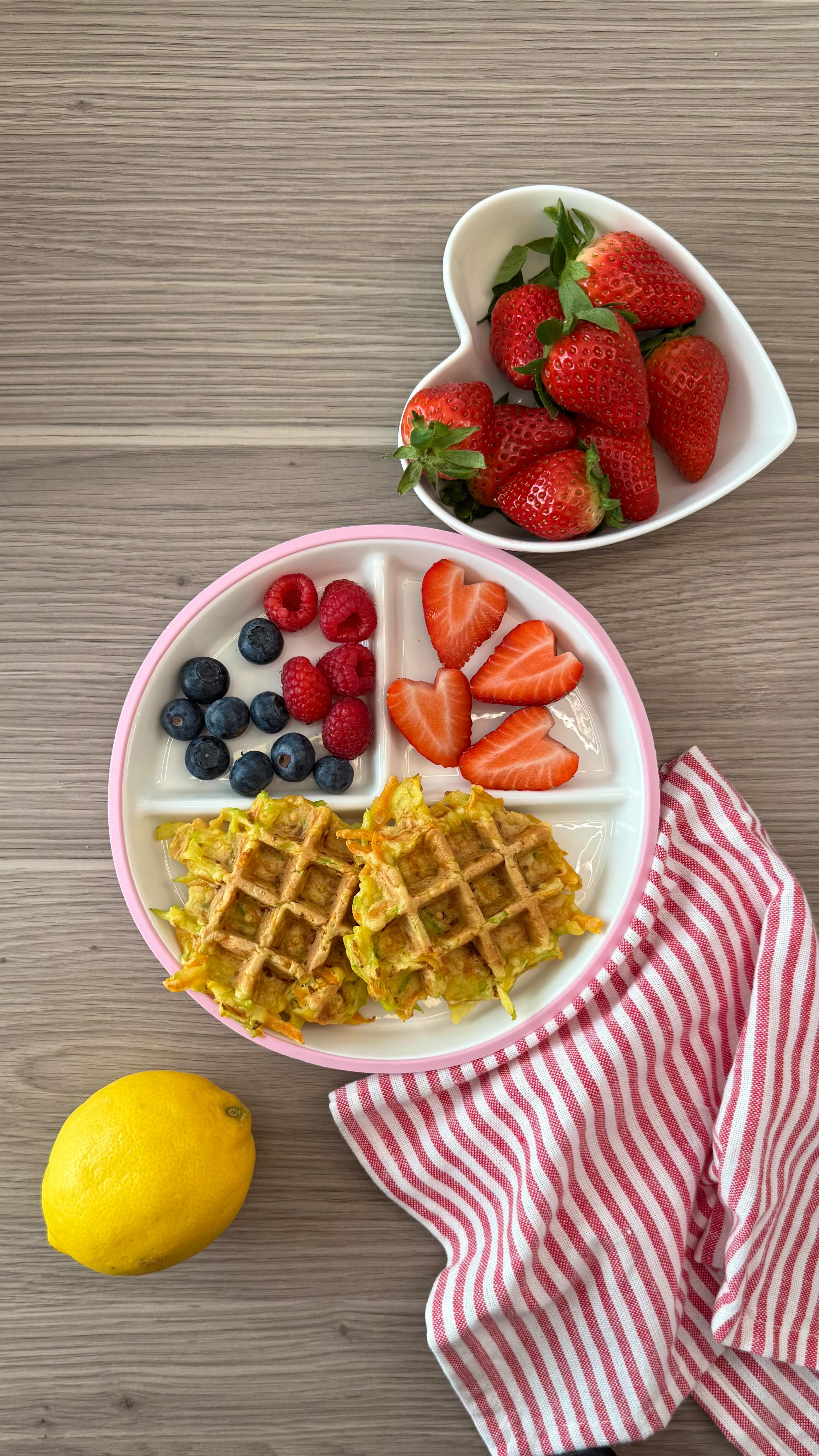 Wenn wir mit Beikost starten, machen wir uns als Eltern über so vieles Gedanken:
Welche Lebensmittel sind die richtigen?
In welcher Form soll ich sie anbieten?
Was schmeckt meinem Kind?
Aber eine Frage wird dabei oft vergessen:
Woraus isst mein Kind eigentlich?
Denn viele Eltern greifen automatisch zu dem, was der Markt anbietet und das ist im Kinderbereich oft Plastik oder komplett Silikon.
Was viele nicht wissen: Gerade bei Silikongeschirr bleibt häufig der Geschmack von Spülmittel zurück. Viele Eltern merken gar nicht, dass das Essen dadurch den Geschmack verändert. Manche Kinder essen dann schlechter und man sucht die Ursache überall, nur nicht beim Geschirr.
Auch über Plastik wissen heute zum Glück immer mehr Menschen Bescheid. Mikroplastik kann in den Körper gelangen und bleibt dort.
Deshalb tragen wir als Eltern nicht nur Verantwortung dafür, was unsere Kinder essen, sondern auch woraus sie essen.
Unser Geschirr ist genau aus dieser Erfahrung entstanden – aus dem echten Alltag einer Mama, die für ihre eigenen Kinder kein passendes Geschirr finden konnte.
So entstand die Idee für schadstofffreies Kindergeschirr aus Porzellan, kombiniert mit sicheren Materialien, die den Familienalltag wirklich unterstützen.
Und es macht mich jedes Mal glücklich zu sehen, wie viele bewusste Eltern dankbar sind, endlich eine Alternative gefunden zu haben, damit ihre Kinder aus sauberem, geschmacksneutralem Geschirr essen können 🤍
Worauf achtest du beim Beikoststart besonders? Eher auf die Lebensmittel oder auch darauf, woraus dein Kind isst?