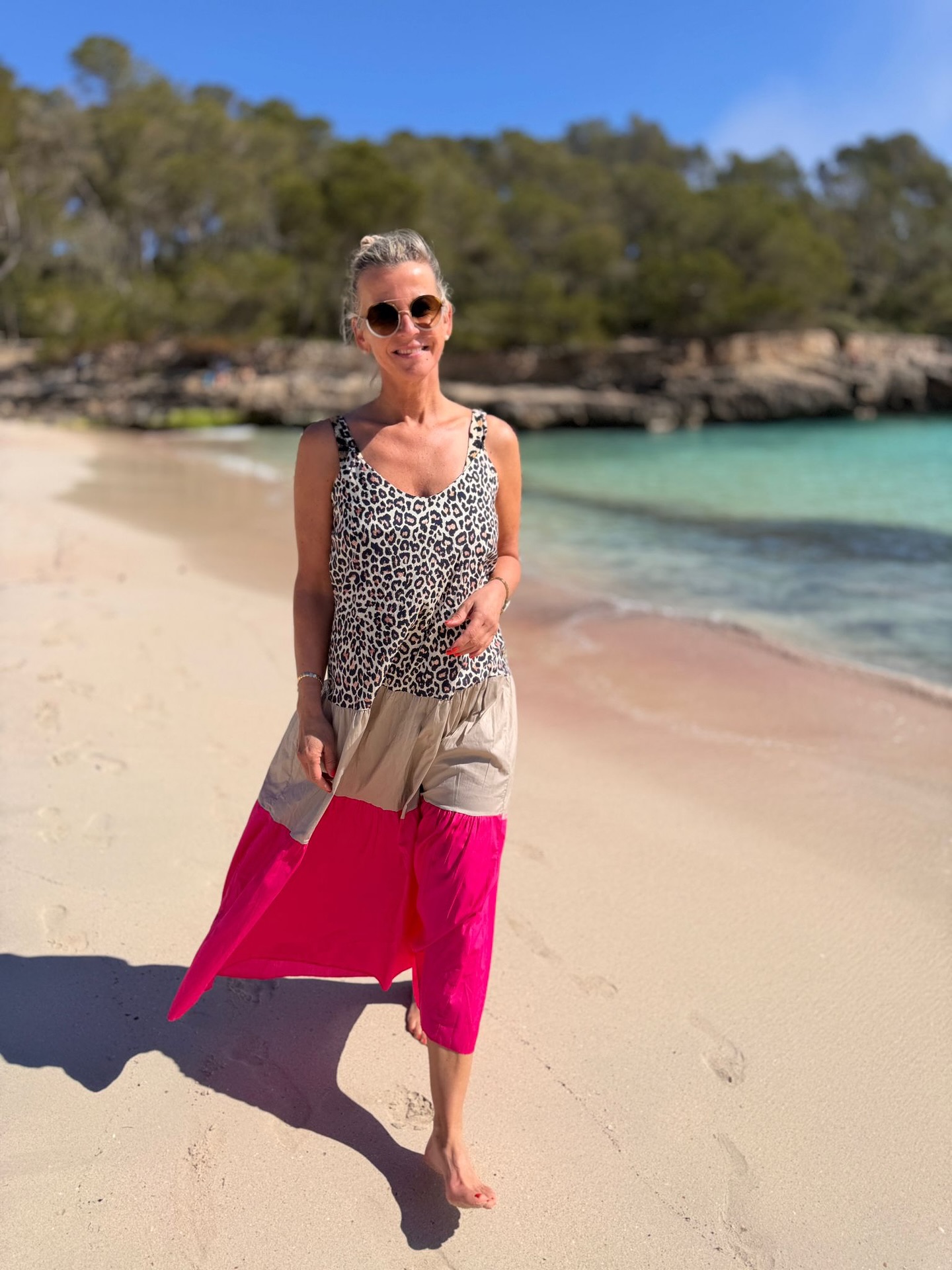 Was uns an diesem Kleid so begeistert…? ✨
💫 Unglaublich bequem – dank elastischem Gummizug am Rücken sitzt es einfach perfekt
💫 Super vielseitig – mit Sneakers lässig oder mit Sandalen sommerlich chic
💫 Unser Lieblings-Style: mit Jeansjacke kombiniert = direkt frischer & moderner Look 🧚♀️
Okay… 10 Jahre jünger? 😉
Vielleicht ein bisschen übertrieben –
aber definitiv frischer, lebendiger und einfach mega easy zu stylen!
👉 Shoppe den Look jetzt – Link in Bio
🖤 Einheitsgröße – tragbar bis Größe 42
⸻
Hashtags:
#fashionboxx #kleiderliebe #sommerkleid #ootd #outfitinspiration #modefürfrauen #styleinspo #leolook #casualchic #everydaystyle #instafashion #lookoftheday #bequemundschön #fashionliebe #onlineshopliebe #newin #trendlook #styleover30 #styleover40 #modeblogger_de #deutschemode #shopthelook