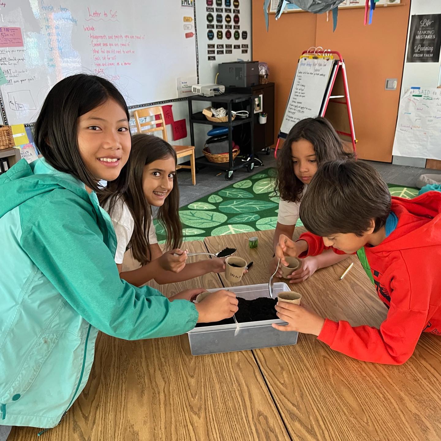 Photos of our recent classroom sessions with the 3rd and 4th grade at San Carlos Charter School 🌱