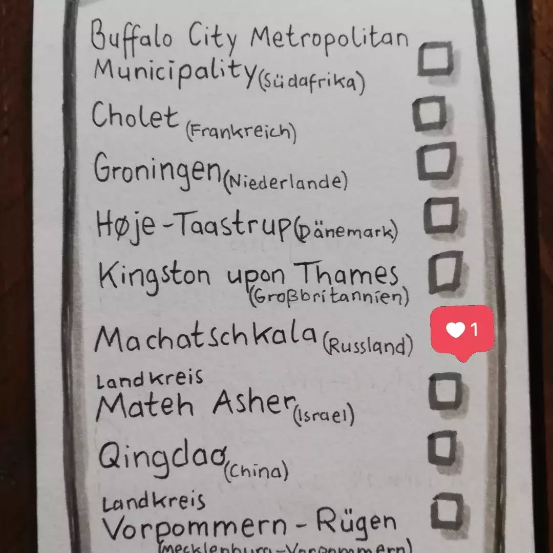 Machatschkala (Dagestan) | Kulturpartner: Zakarya Zakaryaev
English below
Wie sich vermutlich jeder vorstellen kann, ist einen Austausch mit Künstlern aus Dagestan aktuell nicht selbstverständlich und erfordert Improvisation und alternative Transportwege. Unsere bewusste Entscheidung, gerade in dieser Zeit den Kontakt zu Künstler:innen aus Russland herstellen zu wollen, hat uns zu Herrn Hinrichs, von der Gesellschaft Deutschland-Russland/Dagestan - Region Oldenburg - geführt. Mithilfe von Galina Shamkhalova (@g.shamkhalova) konnten die notwendigen Informationen ins Russische übersetzt werden.
Kathrins Brief und das Kunstwerk wurden per E-Mail nach Machatschkala in Dagestan verschickt. Beantwortet wurde ihr Brief durch Zakarya Zakaryaev. In der Ausstellung können wir beide Originale zeigen: insgesamt waren mehr als 10 Personen für den Transport der Künstlerbriefe aus Machatschkala involviert, unser allergrößter Dank gebührt der Familie Kurbanov – die die Briefe, mit dem Auto aus Machatschkala nach Moskau gebracht, und weiter nach Berlin mitgenommen hat.
Wir freuen uns, wenn auch Sie bis zum 17. August Zeichnungen, Bilder und Collagen bestaunen und lesen, wie Kreative immer wieder neue Wege finden. Nehmen Sie die Eindrücke der Ausstellung mit nach Hause und - schreiben uns gerne einen Brief.
Katharina Heidbreder
Instagram @kazzworx
Zakarya Zakaryaev
Instagram @zakarya_zakaryaev
-----
Makhachkala (Russia) | Cultural Partner: Zakarya Zakaryaev
As everyone can probably imagine, an exchange with artists from Dagestan is currently not a matter of course and requires improvisation and alternative transport routes. Our conscious decision to establish contact with artists from Russia at this time led us to Mr. Hinrichs from the Society Germany-Russia/Dagestan - Oldenburg Region. With the help of Galina Shamkhalova, the necessary information was translated into Russian.
Kathrin's letter and the artwork were sent by e-mail to Makhachkala in Dagestan. Her letter was answered by Zakarya Zakaryaev. In the exhibition we can show both originals: