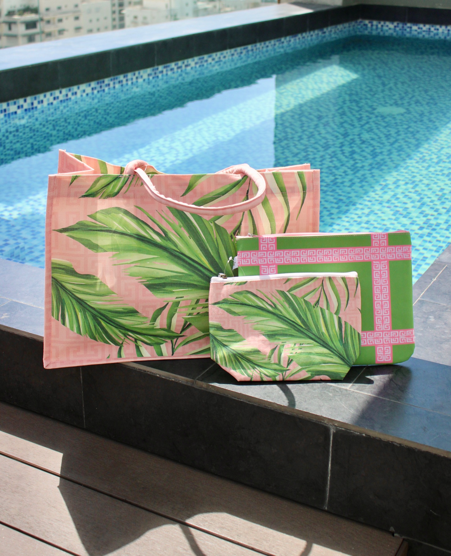 Semana Santa con estilo y personalización ☀️. Múltiples bolsos disponibles, arma tu set con nuestras opciones de neceser, incluyendo con el reverso en plástico para trajes de baño o protectores solares.