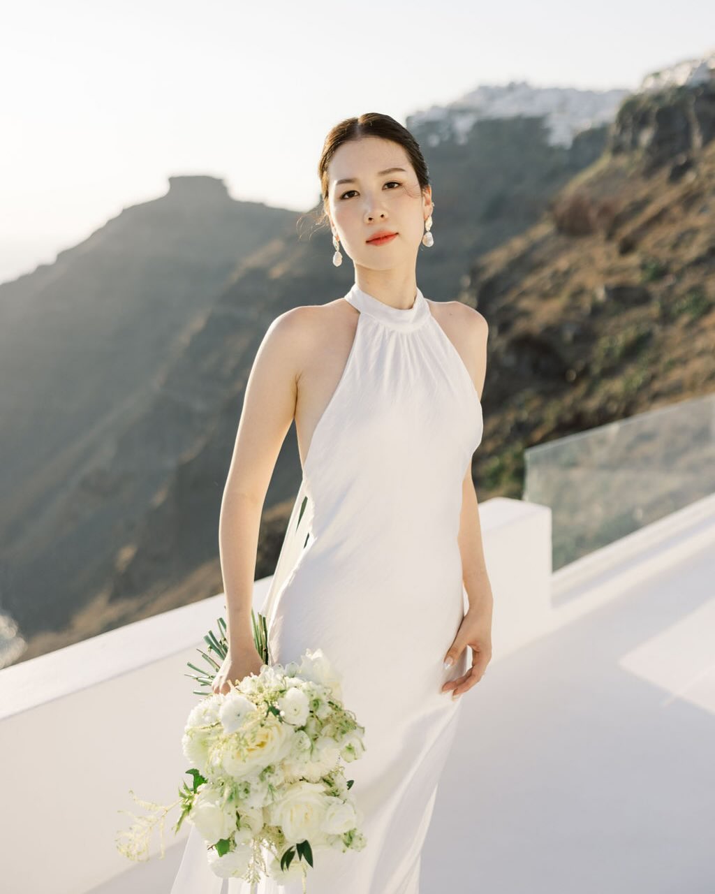 Minimal and clean makeup and hairstyling for my stunning bride, Juna. Perfectly blending with the breathtaking beauty of Santorini’s natural landscape. ✨
Wedding planner @ksweddingssantorini
Photography @vasiliskouroupis
Videography @fotis_kapetanakis
Hair & Makeup Artist @jiyoungyangbeauty
Florals @bloom_de_fleur_santorini
Rentals @spark_events_rentals @spicy_bites_catering_rentals @candlelight_santorini
Lighting @santorinievents
Stationery @santorini_whiteknots
#koreanmakeupartistineurope #santoriniwedding #santorinimakeupartist #santorini #weddinginspiration
#jiyoungyangbeauty #koreanbeauty #파리메이크업아티스트