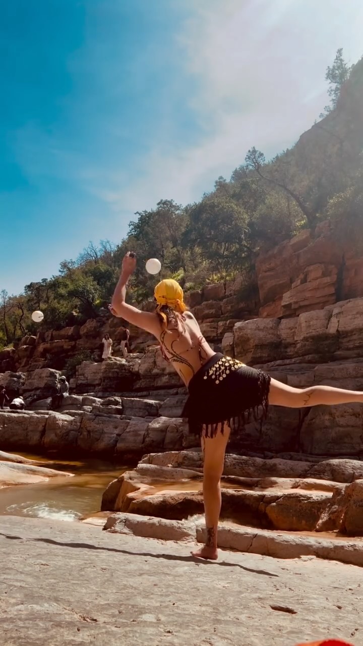 Dans le canyon, le vent, la pierre, l’eau…
et mes bolas qui apprennent à parler avec le corps.
S’entraîner encore.
Répéter le mouvement.
Se tromper. Recommencer.
Petit à petit, le geste devient fluide,
le jeu devient danse,
et la danse devient liberté.
Jonglage. Cirque. Mouvement intuitif.
Une femme libre qui explore son flow dans la nature.
Parce que la clé…
c’est la pratique. Toujours. 🔥🌿
🎶 Musique : Sierra del Mar — Alex Serra
#flowarts #femmelibre #danseintuitive #movementmedicine #paradisevalley
——————————————————————————————
In the canyon, wind, stone, water…
and my poi learning to speak with the body.
Training again.
Repeating the movement.
Making mistakes. Beginning again.
Little by little the gesture becomes fluid,
the play becomes dance,
and the dance becomes freedom.
Juggling. Circus. Intuitive movement.
A free woman exploring her flow in nature.
Because the key…
is practice. Always. 🔥🌿
🎶 Music: Sierra del Mar — Alex Serra
