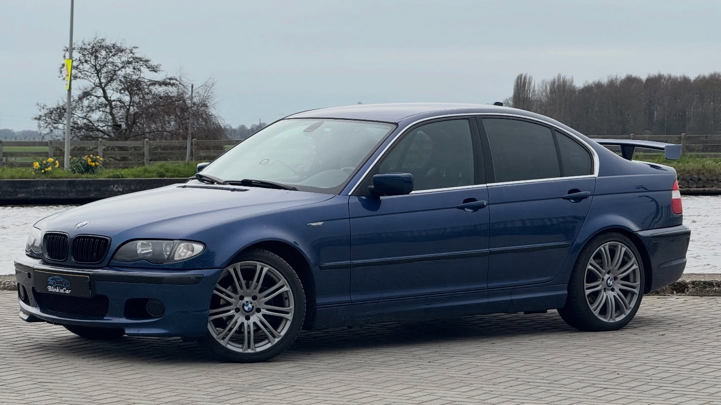 Wat een tijdloze auto. Deze bmw e46 heeft een welverdiende tint gekregen op de achterruiten en voorste zijramen. Onze antidotmatrix methode heeft ook voor een prachtig factory result gecreeerd
#blinderen #tinten #bmw #alphenaandenrijn #blinkncar