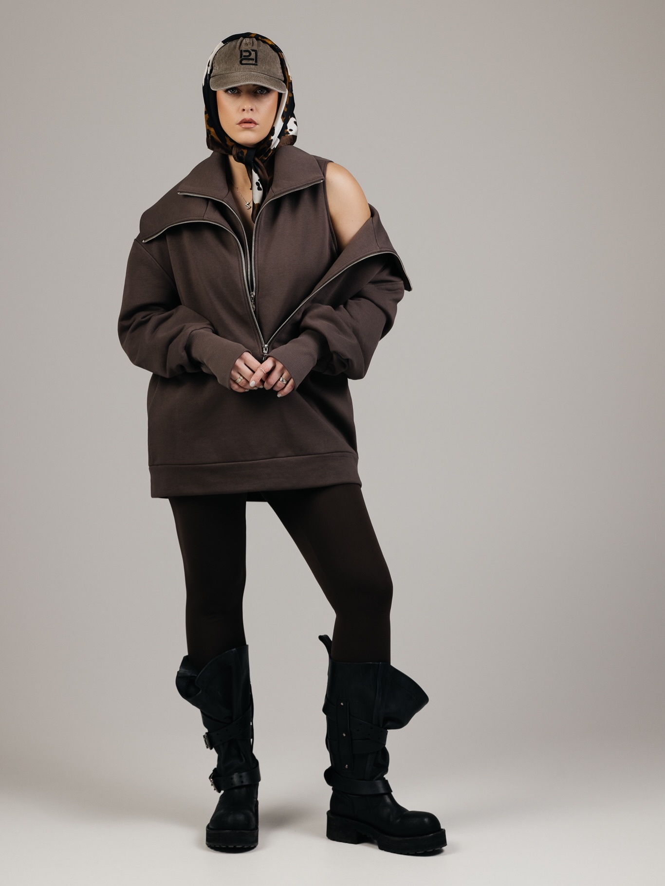 Antroji ir paskutinė PÙPLA pavasario kolekcijos dalis jau el. parduotuvėje! 🌪️
Antrojoje kolekcijos dalyje - laisvalaikio kostiumėliai. Ir kaip visada - iš jų spaudžiu maksimumą 🫠 Prieš 6 metus laisvalaikio kostiumėlius siuvome bazinius, saugių ir patikrintų modelių. Bet dabar, kai kas antras prekinis ženklas siuva laisvalaikio kostiumėlius, o dažnu atveju dar ir iš tų pačių medžiagų bei spalvų - ateina laikas pasitempti ir publiką nustebinti kažkuo unikaliu 🤌
Dažnai sakau klientams - paprastus treningus galite nusipirkti kitur, o čia ateikite ieškoti išskirtinumo 🙂↔️
2026 metų rudens tendencijose bus itin aktualios - didelės, LABAI didelės apykaklės bei akcentuoti pečiai. 2026 metų rudens? Taip. PÙPLA visada yra koja priekyje. Kai žinau, kad mano klientėms užtrunka prisijaukinti mūsų siūlomas naujienas - su būsimomis tendencijomis turiu pradėti apšildyti anksčiau 🤭
Na, o drąsiausios ja gali mėgautis jau dabar! ❤️🔥