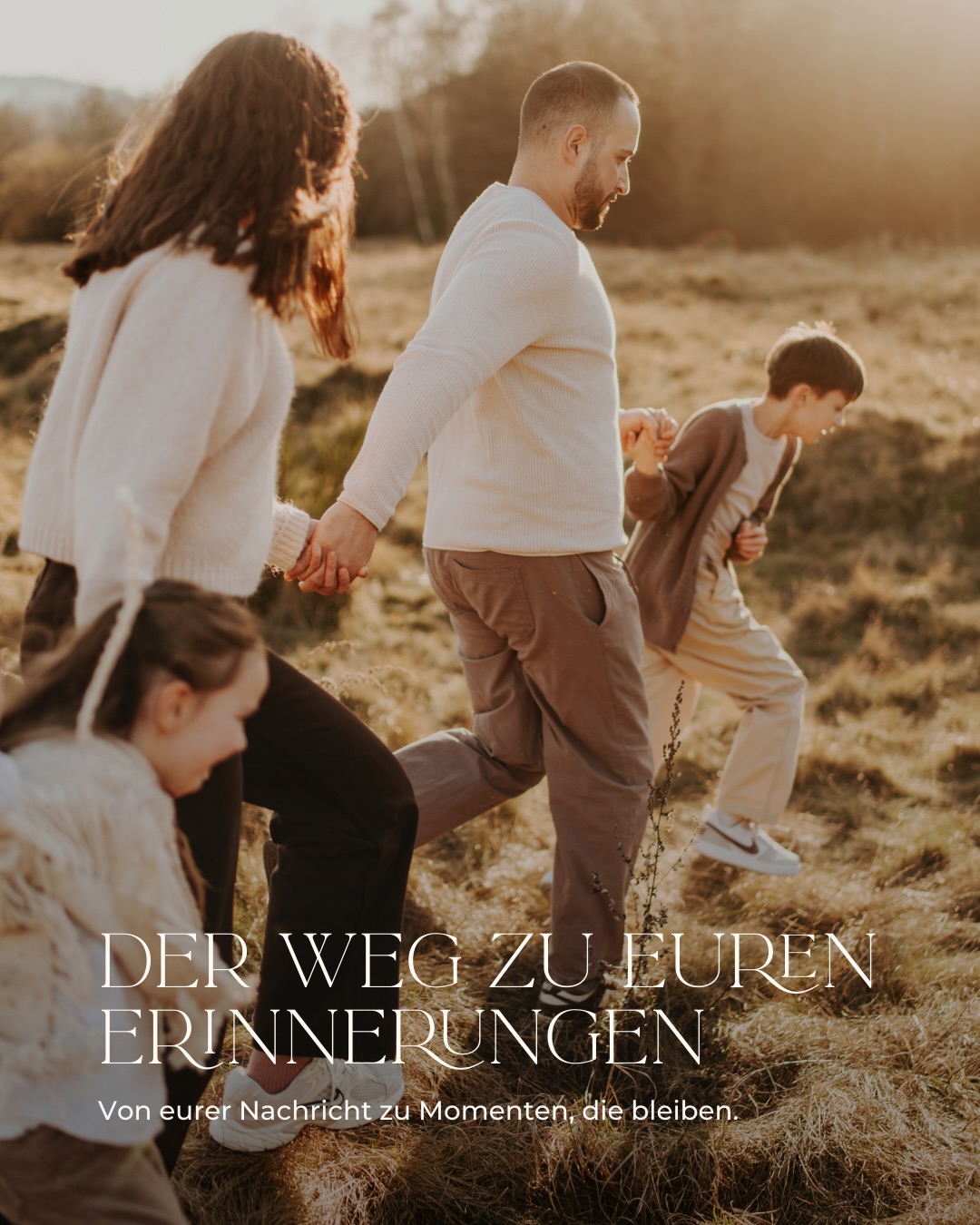 Oft beginnt alles mit einer kurzen Nachricht. Doch was passiert eigentlich danach?
Von eurem ersten Kontakt an entsteht Schritt für Schritt etwas Gemeinsames. Wir sprechen über eure Wünsche, eure Vorstellungen, darüber, was euch wichtig ist. Ganz ohne Druck, dafür in Ruhe und einem offenen Austausch.
Wenn wir uns dann treffen um eure gemeinsame Zeit festzuhalten, geht es nicht um perfekte Abläufe oder gestellte Szenen. Es geht um euch. Um die kleinen Blicke, die leisen Gesten, das Lachen zwischendurch.
Um die Momente, die oft ganz unscheinbar wirken und später alles bedeuten.
Und genau daraus entsteht eure Geschichte.
In Bildern, die nicht nur zeigen, wie es ausgesehen hat, sondern wie es sich angefühlt hat.
Erinnerungen, zu denen ihr immer wieder zurückkehren könnt.
Also worauf wartet ihr noch? Schreibt mir gern und wir halten gemeinsam eure Geschichte fest. 💌