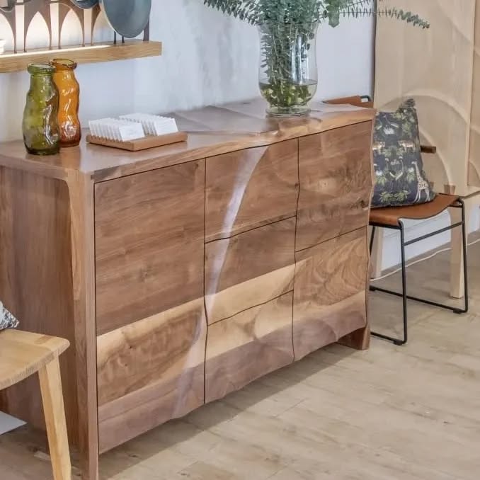 'Change Credenza' made from walnut. Hand-sculptured. Can be custom made.
Scroll to see with 4 drawers / 5 drawers with single door.
@handmadelife.shop
#wooddesign #woodencredenza
#woodsculpting #homefurnitureanddesign