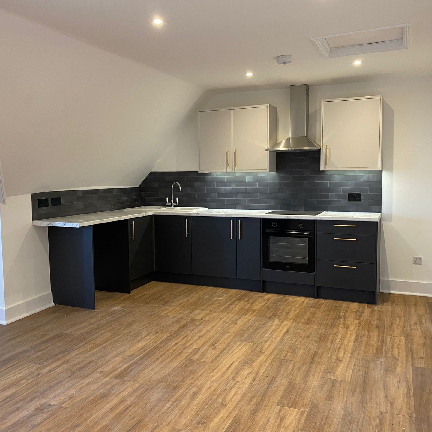 We love the use of the two toned kitchen cabinets in this recently completed project.
#vincedevelopments #stleonardsonsea #stleonards #property #propertydevelopment #twotonecabinets #twotonekitchen #kitchendesign