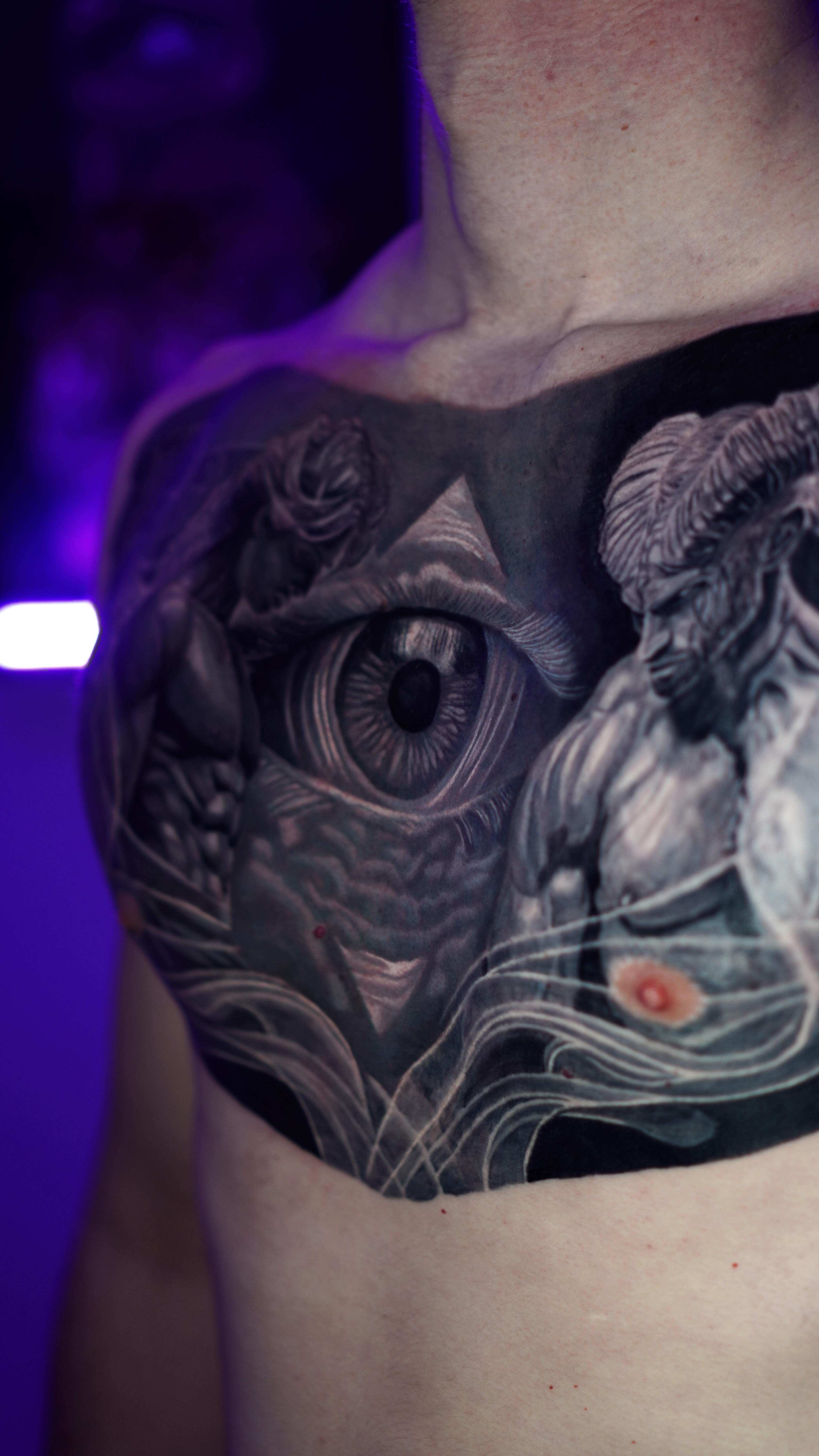 👁️ Une pièce qui explore cette dualité que nous portons tous en nous.
Entre l’ombre et la lumière,
entre nos intentions et nos démons,
entre ce que nous cherchons à devenir… et ce qui nous retient.
Au centre, un regard qui observe.
Un regard supérieur, présent, silencieux.
Non pas pour juger, mais pour témoigner de cette lutte intérieure permanente.
Ce projet marque le début d’une composition complète sur le torse, qui s’étendra progressivement vers le bras et le dos.
Une construction pensée dans la durée, pour raconter une histoire cohérente et profonde sur l’ensemble du corps.
Merci à Nico pour sa confiance et son engagement dans ce projet.
C’est un réel plaisir de pouvoir donner vie à cette vision et de la faire évoluer au fil des séances.
Quelques disponibilités sont encore ouvertes.
📲 Pour ton projet, tu peux m’écrire en message privé
ou réserver directement une visioconférence via mon site web (lien en bio).
•
•
•
#tatouage #tattoorealism #blackandgrey #tattooartistfrance #realistictattoo