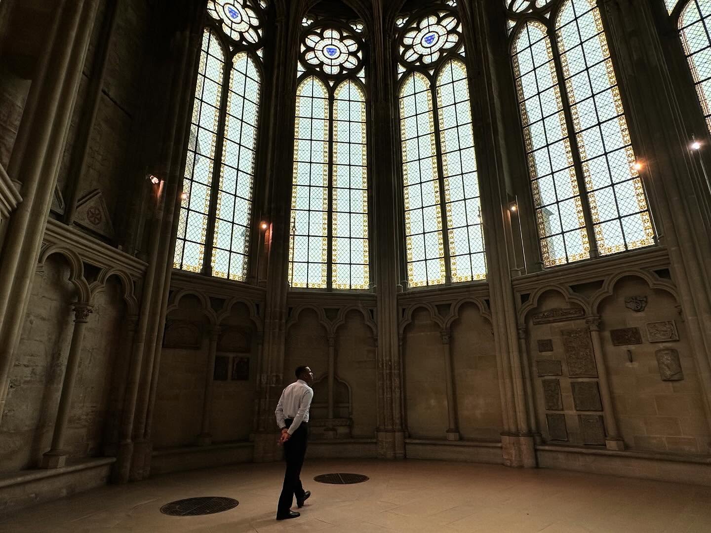 À l’occasion de la 41ème édition des Journées Européennes du Patrimoine, je me suis rendu sur différents de nos sites historiques, témoins de notre riche passé.
Les #JEP offrent des opportunités uniques d’apprentissage à travers des expositions, des conférences et des visites guidées dans des lieux souvent inaccessibles, tout en sensibilisant à la beauté et à la fragilité de notre #Patrimoine.
Chaque pierre, chaque œuvre d’art, chaque monument, chaque jardin, chaque édifice religieux, chaque site remarquable, qu’ils se trouvent en ville ou à la campagne, raconte une part de notre histoire commune et mérite d’être préservé avec dévouement.
Je suis convaincu que notre engagement en faveur de la protection et de la promotion de nos sites historiques, de notre héritage artistique et architectural, ne constitue pas seulement un devoir, mais également un hommage à nos prédécesseurs, et un investissement pour les générations futures.
Il a tellement à nous dire, alors agissons pour sa sauvegarde ! 🇫🇷