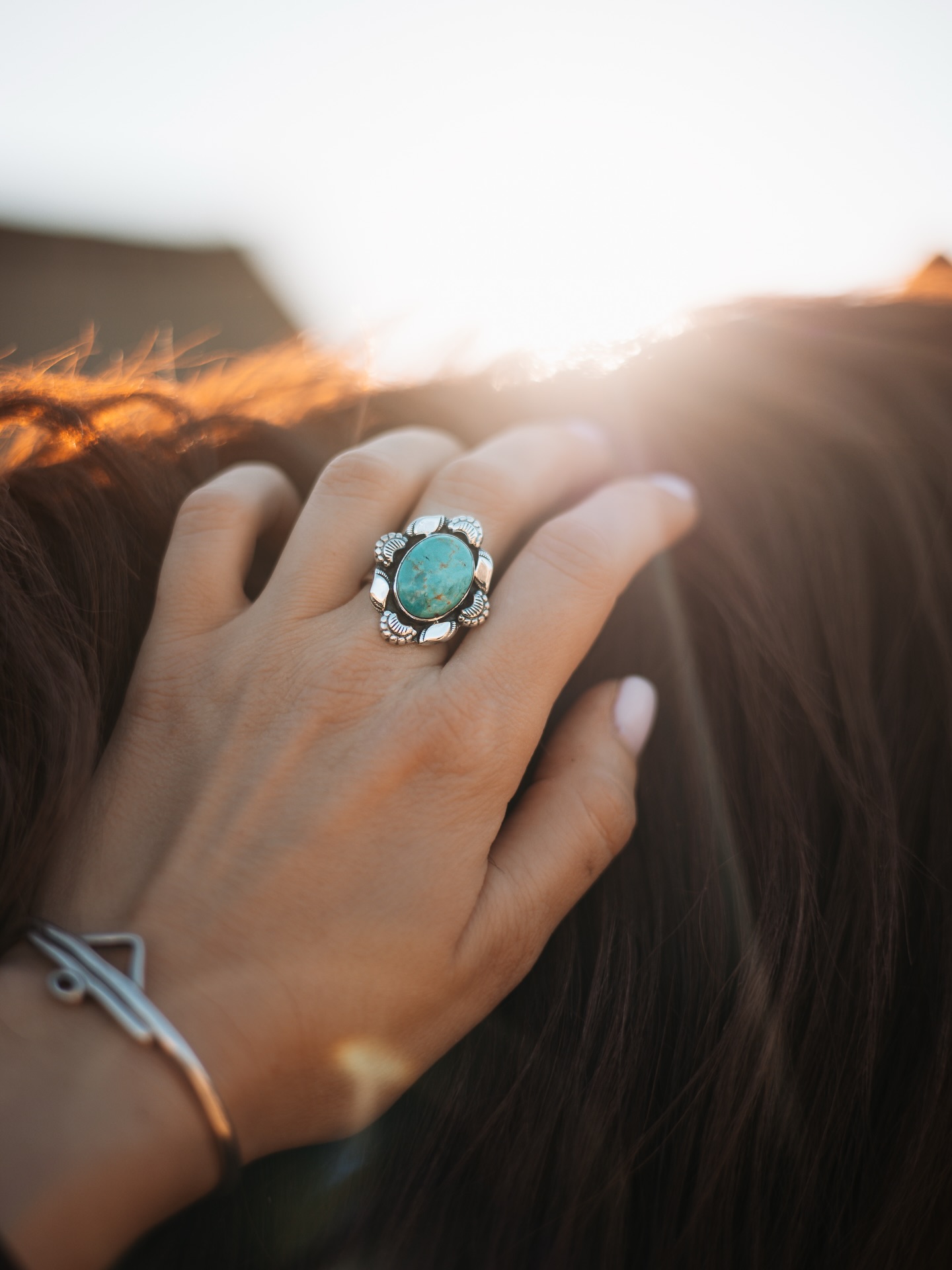 Si je vous dis que j’ai fait cette photo dans les crins de mon cheval et que du coup je la trouve parfaite ? 🥹
Allier la puissance des chevaux et l’énergie de la turquoise prend encore plus son sens ici.
La bague Saguaro fait partie de vos préférées depuis le début et en regardant la beauté de ses lignes, on comprend pourquoi 🫶
#bijouxargent #turquoiseaddict #bague