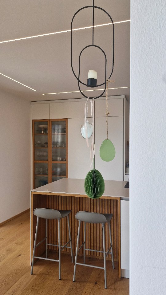 Hängende Dekoelememte sind für mich die perfekte Lösung um Oberflächen frei zu halten, außerdem gestalten sie den meist leeren Luftraum über Möbeln und bringen Leichtigkeit und Bewegung in einen Raum ohne dabei überladen zu wirken!