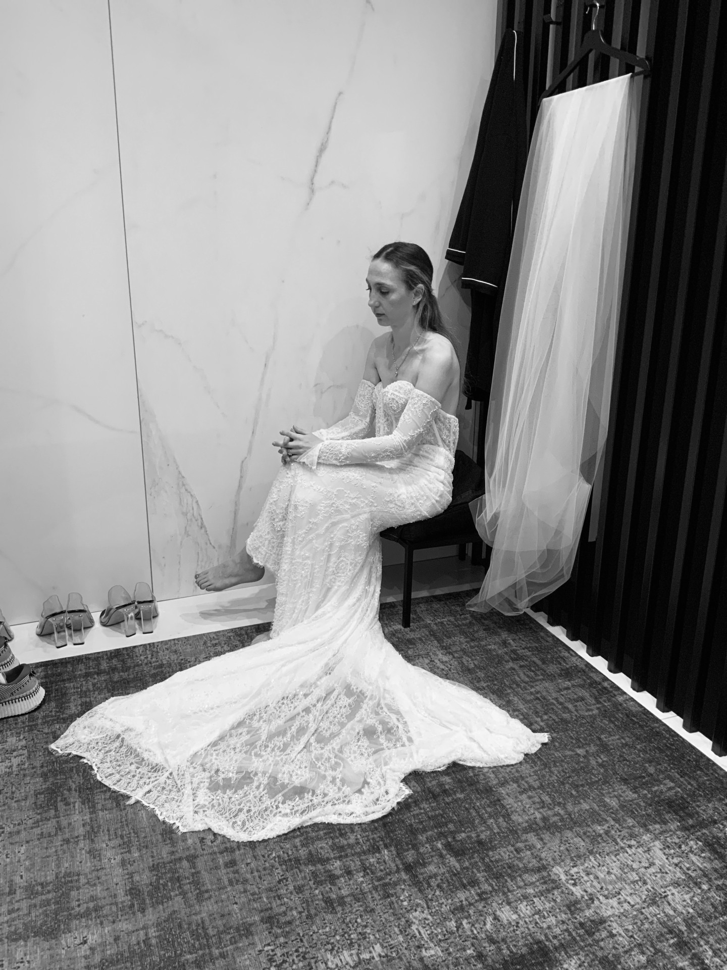 Ce que je remarque en 5 minutes d’essayage ✨
Quand tu arrives à l’atelier, il ne me faut souvent que quelques minutes pour observer beaucoup de choses.
Ta morphologie, bien sûr. Les lignes de ta silhouette, tes proportions, les atouts à mettre en valeur pour que la robe tombe parfaitement.
Mais aussi ton style. Celles qui aiment les lignes épurées, celles qui rêvent de dentelle, celles qui pensent vouloir quelque chose de simple… et qui finalement osent un peu plus.
Et puis il y a quelque chose de plus subtil : La posture, le regard dans le miroir, la manière dont tu entres dans la robe. Certaines arrivent déjà très confiantes, d’autres ont juste besoin d’être un peu guidées pour se révéler. Et c’est souvent là que tout commence...
Parce qu’au fond, mon métier n’est pas seulement de créer une robe. C’est de t’aider à te sentir exactement à ta place le jour de ton mariage. ✨
_______
✨ Qui suis-je ?
Je suis Manon Gontero, créatrice de robes de mariée sur-mesure à Marseille. Dans mon atelier à taille humaine, chaque robe est pensée, dessinée et fabriquée ici, pour embellir ton grand jour.
Prends rendez-vous depuis mon site internet, tu n’es plus qu’à un pas de vivre une expérience extraordinaire !
#weddingdress #creatricerobedemariee #bridetobe2026 #robedemarieesurmesure