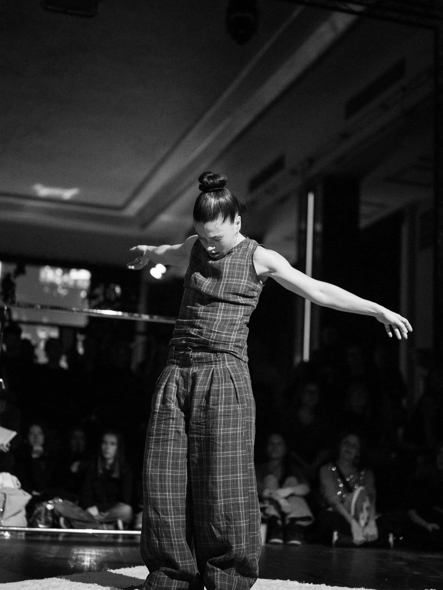 Chaillot expérience Mode. C’était l’occasion de jouer nos solos en collaboration avec la sélection de @demain.retro , c’est toujours un plaisir de danser à @theatrechaillot 🌞 photo : @aub_nesty