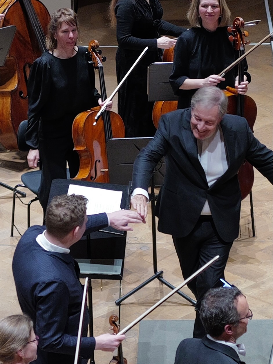 @sebastianbohrenviolinist made his debut at the @meisterzyklus in Bern, where he impressed with his distinctive sound when performing alongside @camerata_schweiz and the legendary @howardgriffiths_official.
March 19, 2026 @casinobern
