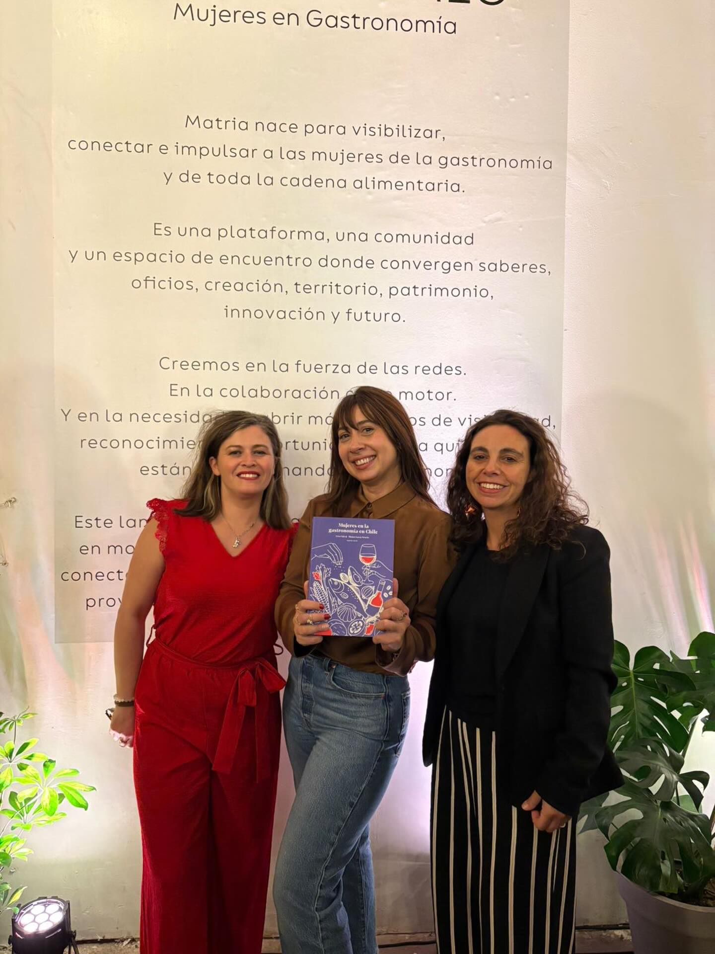 Con gran orgullo y emoción, felicitamos a nuestras socias Jennifer Vega @jeniffervega, Daniela Salvador @danielasalva20 @canalhorecachile y Gery Huerta @geryhuerta2.0 @match_emprendedor, quienes han sido destacadas en el libro “ Mujeres en Gastronomía” 👏👏👏.
En este mes donde se releva el rol de la mujer, valoramos el rol, esfuerzo y pasión que otorgan nuestras socias en el ámbito de la gastronomía a nivel nacional.
#gastronomia #chile #agendaaptur #aptur #mujeres