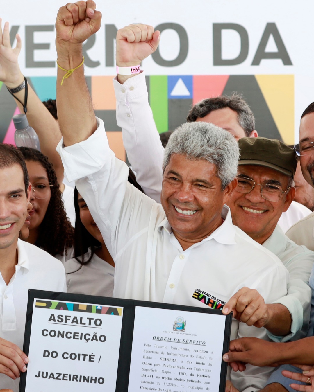 Hoje, o governador Jerônimo Rodrigues, assinou as ordens de serviço para importantes obras de pavimentação que vão beneficiar diretamente o povo de Conceição do Coité, Riachão do Jacuípe, Juazeirinho, Almas e Chapada.
São R$ 48,8 milhões em investimentos e mais de 50 km de obras, fortalecendo a mobilidade, a infraestrutura e a economia da região. Estrada boa é dignidade para o povo, é mais segurança para quem trafega, é apoio à produção, ao comércio e ao ir e vir da nossa gente.
A gente sabe o que significa uma estrada asfaltada na vida do povo: é menos poeira e lama, menos sofrimento, mais oportunidades e mais desenvolvimento. Essa é uma conquista que dialoga com as necessidades reais do território e reafirma o compromisso do nosso projeto político com quem mais precisa.
Seguimos trabalhando por uma Bahia mais justa, integrada e com qualidade de vida para o povo do campo e da cidade.
Por isso, continuamos ao lado de quem trabalha e luta pelo povo baiano.