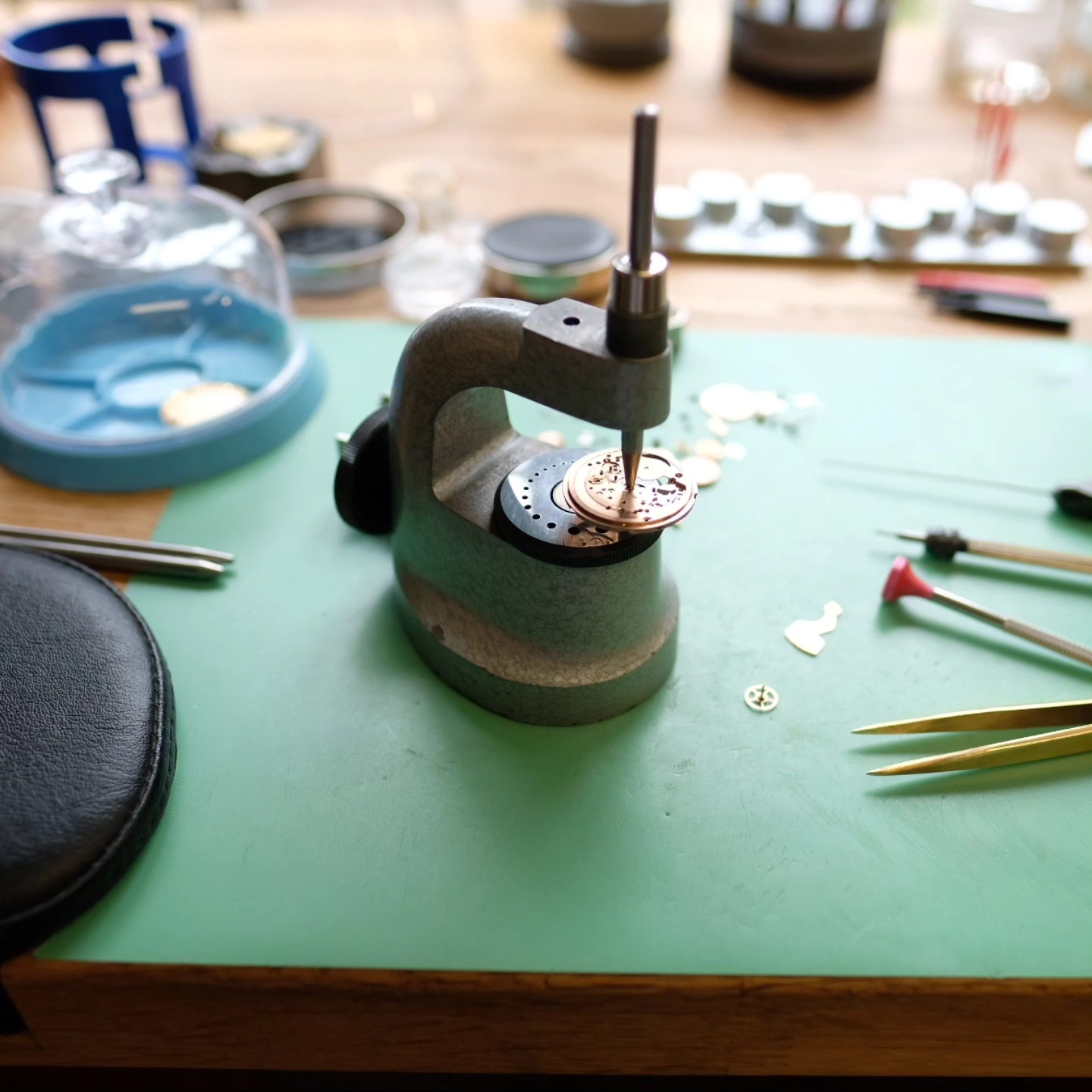 Dags att slå ihop centrumlagret på en Omega kaliber 503. Det slits ovalt med tiden och kan då slås ihop och glättas upp igen till rätt mått.
#klocka #urmakeri #watch #watchrepairer #tidlösaur #tidlös #ulvakvarn #uppsala #omega503 #vintagewatch