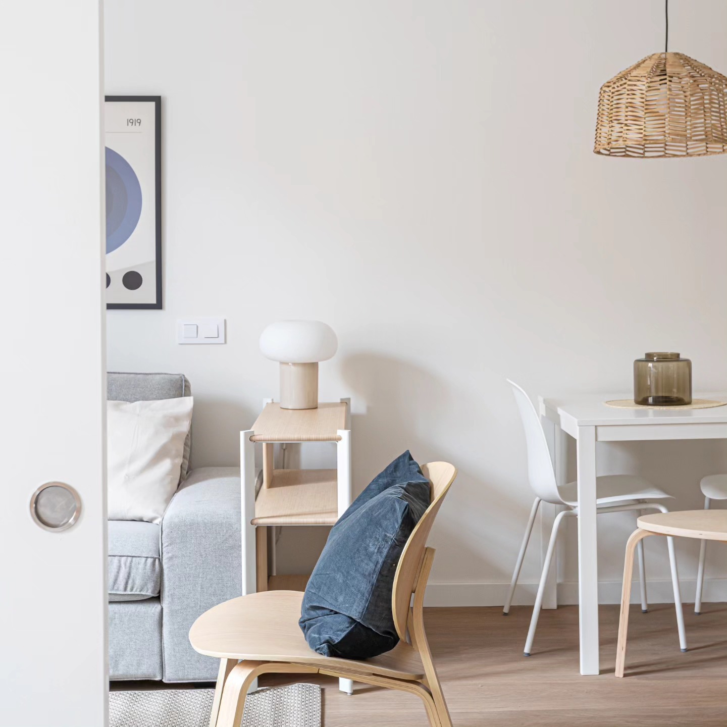 Proyecto realizado en Barcelona.
A través de un meticuloso refuerzo estructural se han modernizado los espacios dandole una nueva vida a este edificio del casco antiguo de la ciudad.
Un claro ejemplo que se puede conseguir una vivienda estilosa con un mobiliario asequible.
#interiorismo #diseñodeinteriores #apartamento #diseño #interiordesign #hogar #decoracion #decoraciondeinteriores #detalles